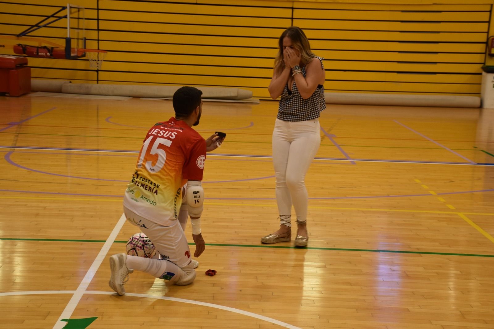 Jesús Gómez pide matrimonio a su novia.