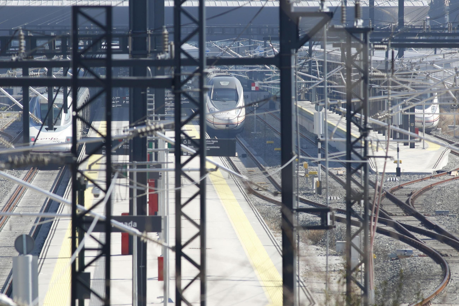 Cableado en la estación de Granada con trenes AVE y Avant Cableado en la estación de Granada con trenes AVE y Avant