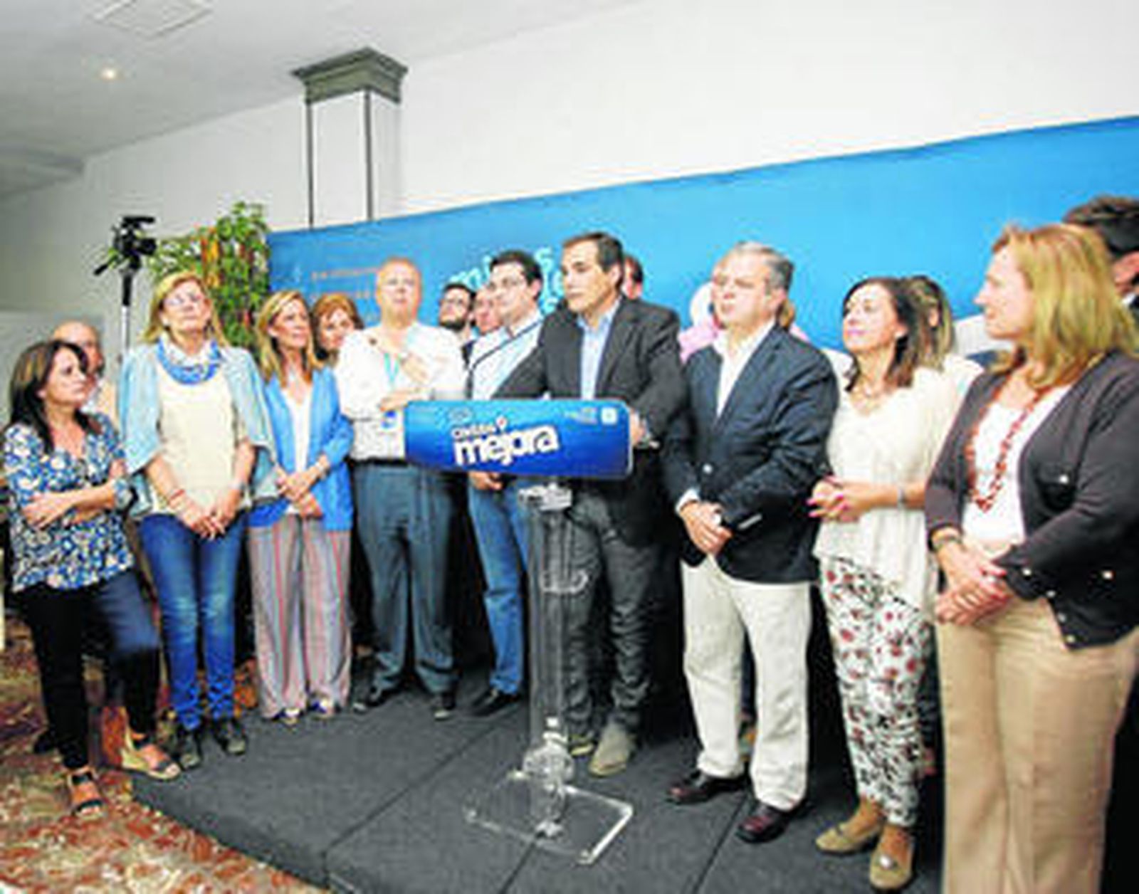 José Antonio Nieto comparece arropado por miembros de su equipo.