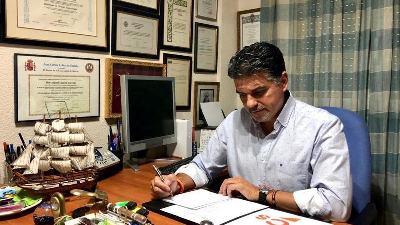 Miguel Cazorla, en el despacho de su domicilio