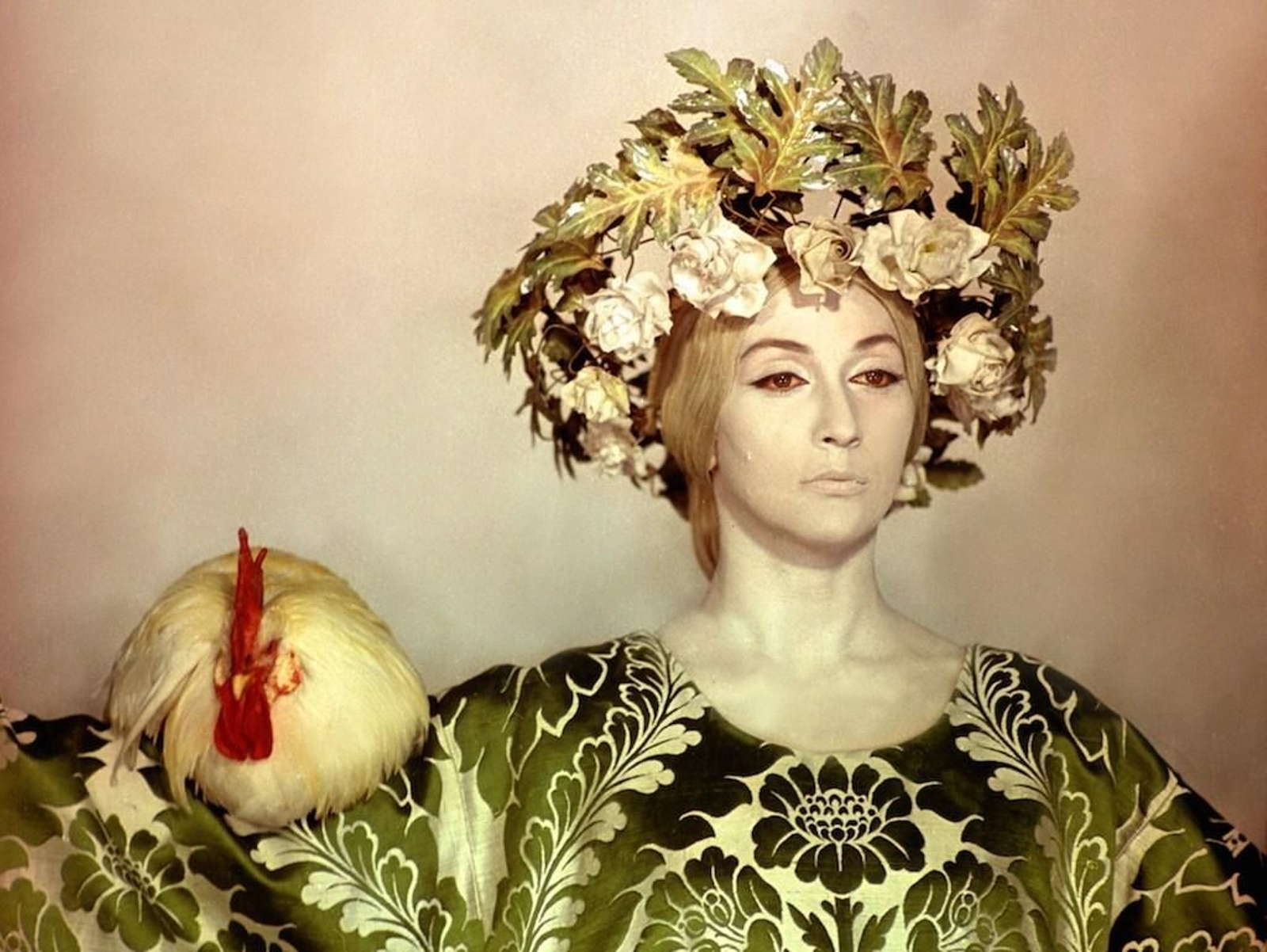 Un fotograma de la película 'El color de la granada'.