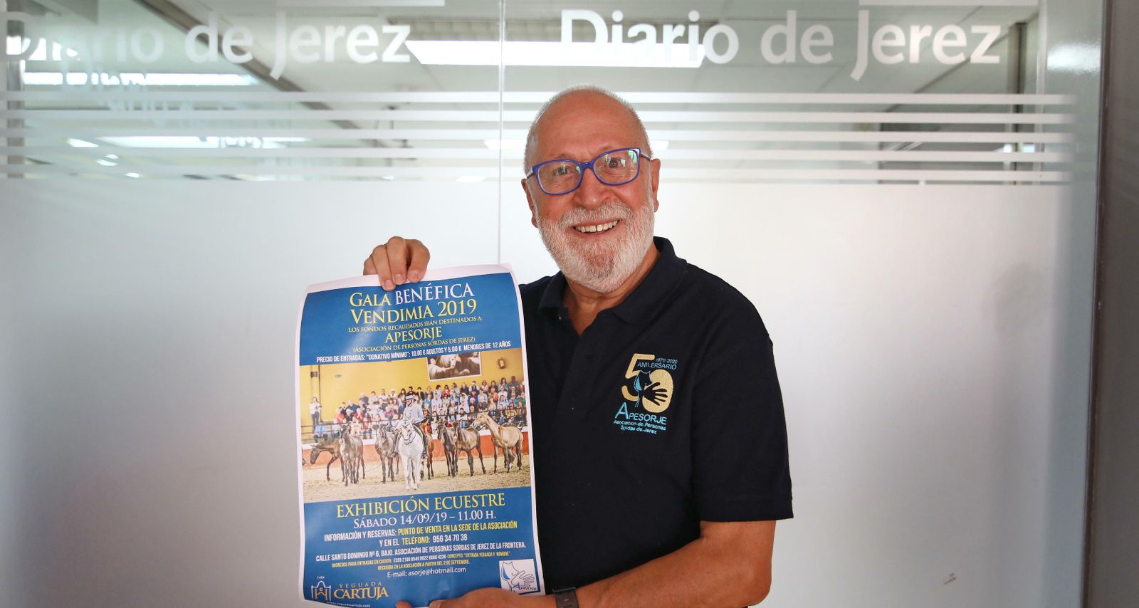 El presidente de Apesorje, Pedro Jesús Vega, muestra el cartel de la gala benéfica.