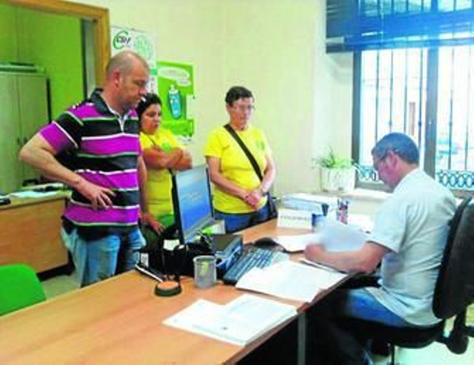 Representantes del club de natación entregan las firmas, ayer por la mañana.