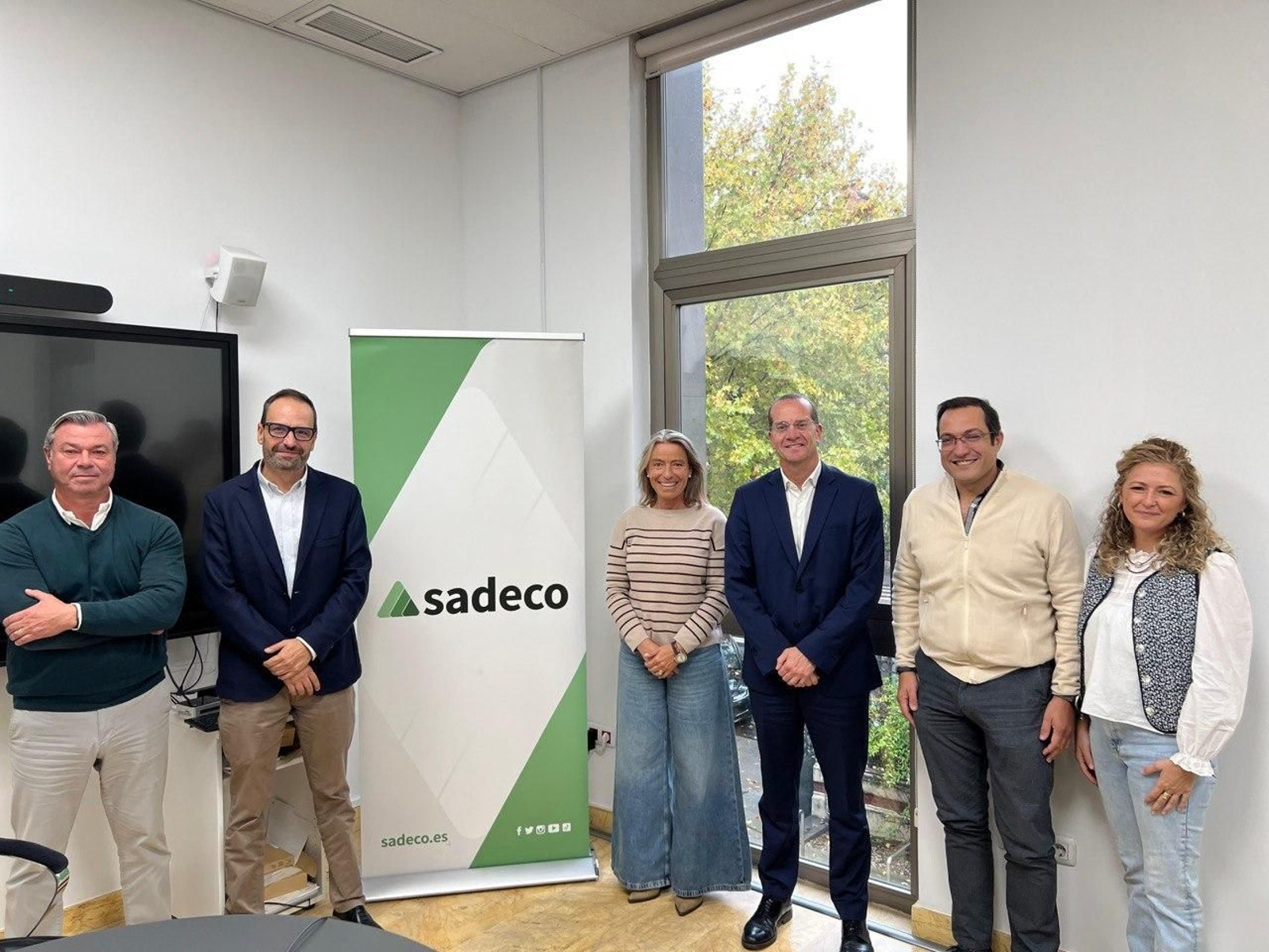 Representantes de Sadeco y Ecoembes, tras la firma del convenio.