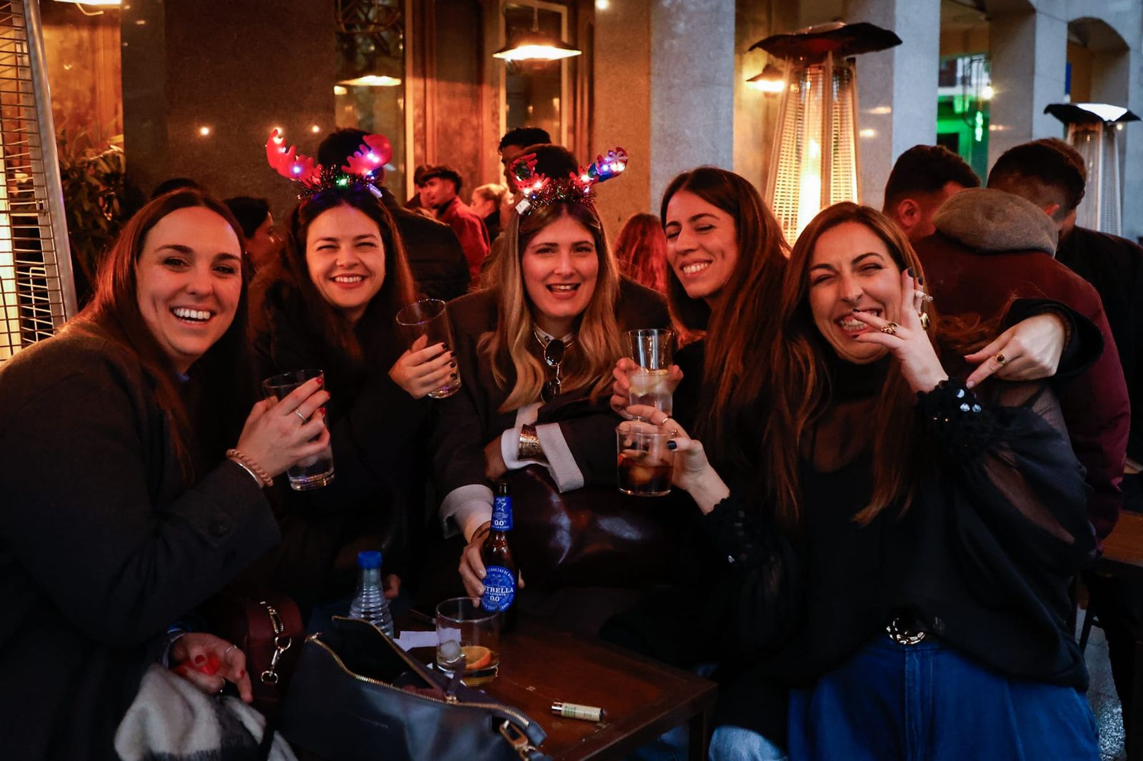 Granada se echa a la calle para celebrar la Tardebuena, en imágenes