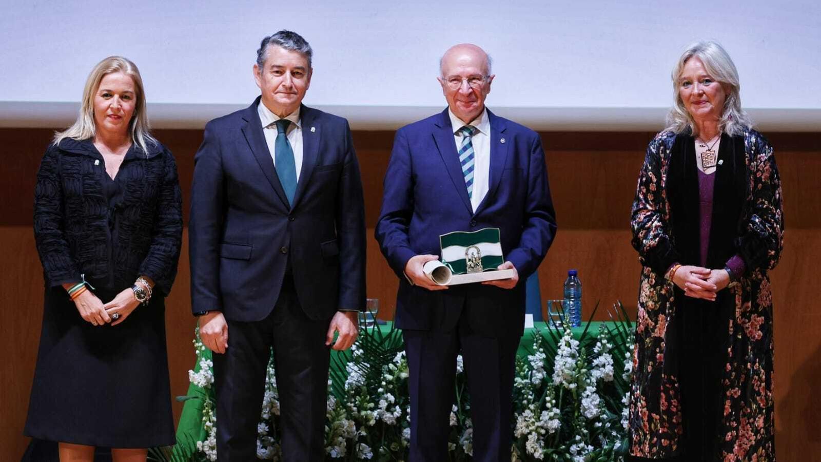 El doctor José Antonio Girón, con el galardón de la Junta de Andalucía.