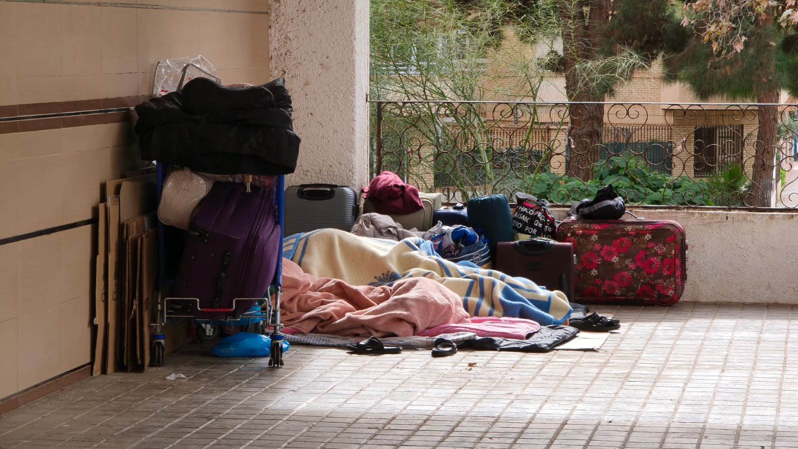 Una persona sin hogar en la Avenida Blas Infante de Almería.
