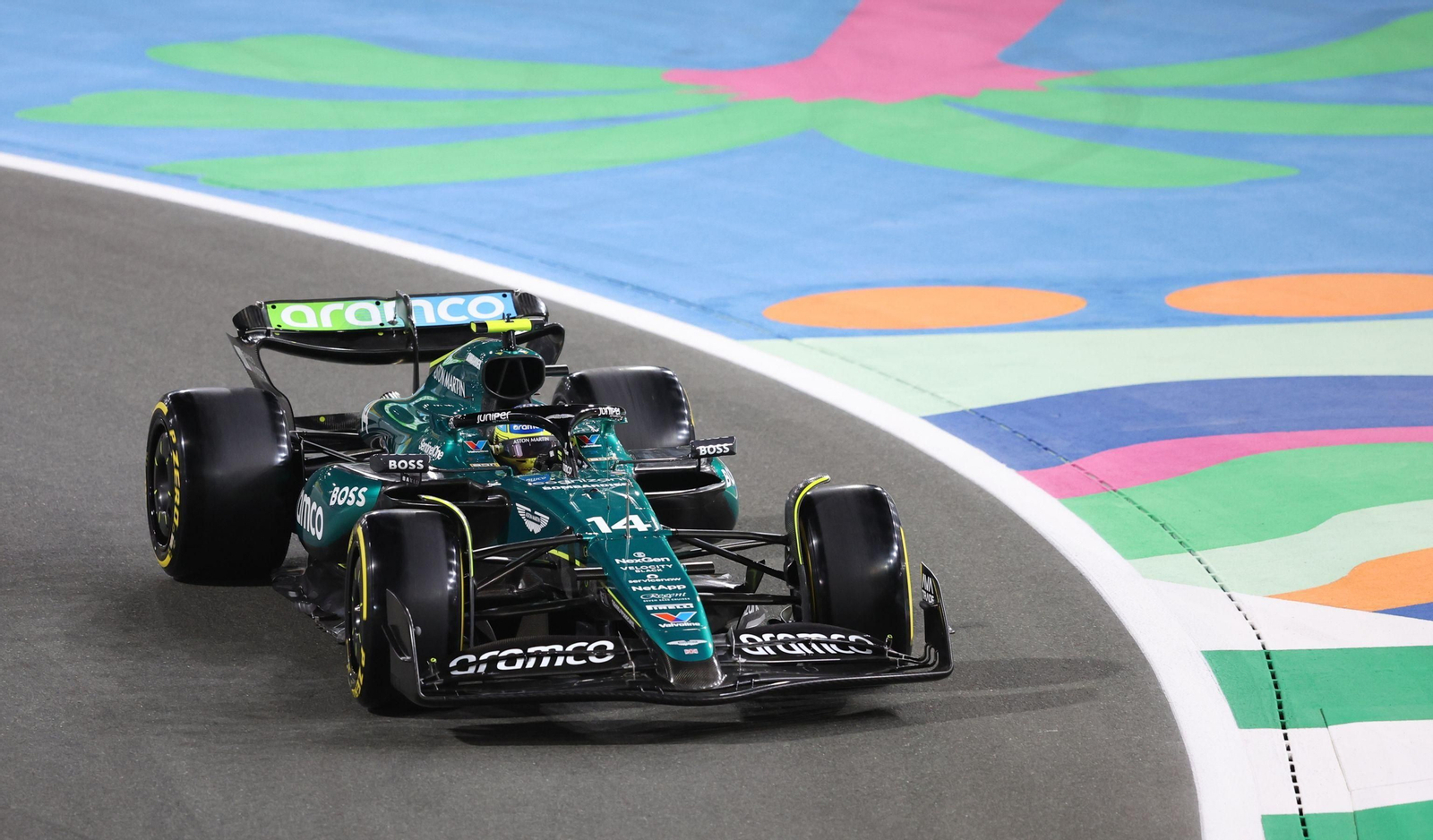 El Aston Martin de Fernando Alonso a su paso por un tramo del circuito en el Gran Premio de Arabia Saudí.