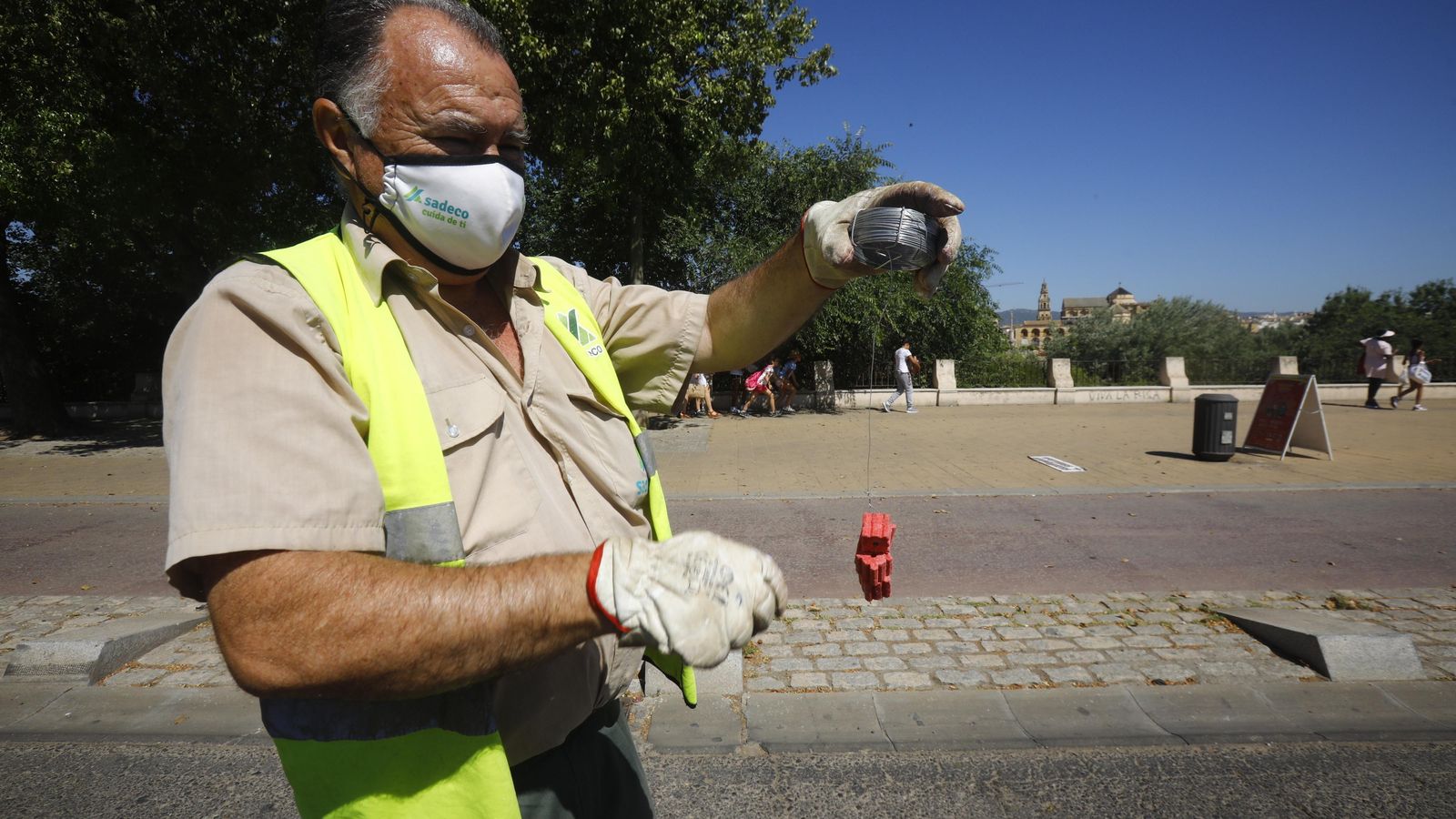 Un trabajador de Sadeco muestra uno de los cebos que se introducen en las alcantarillas.