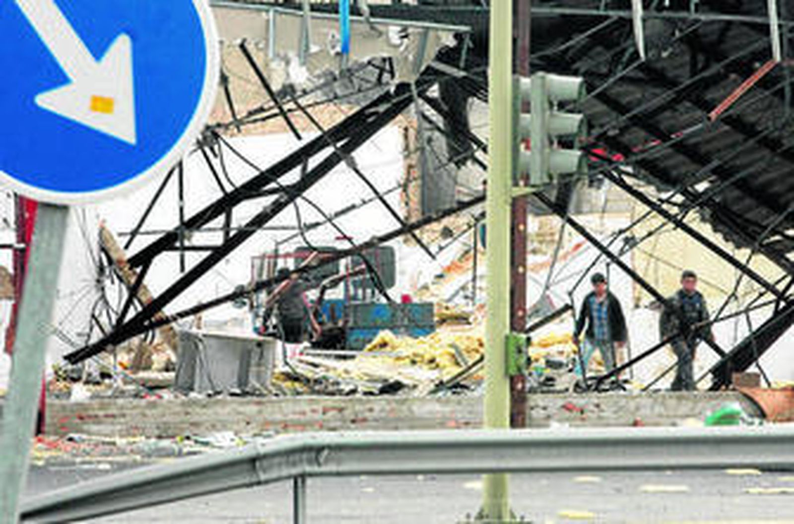 En la imagen se aprecia el ruinoso estado de la estructura y su peligrosidad.