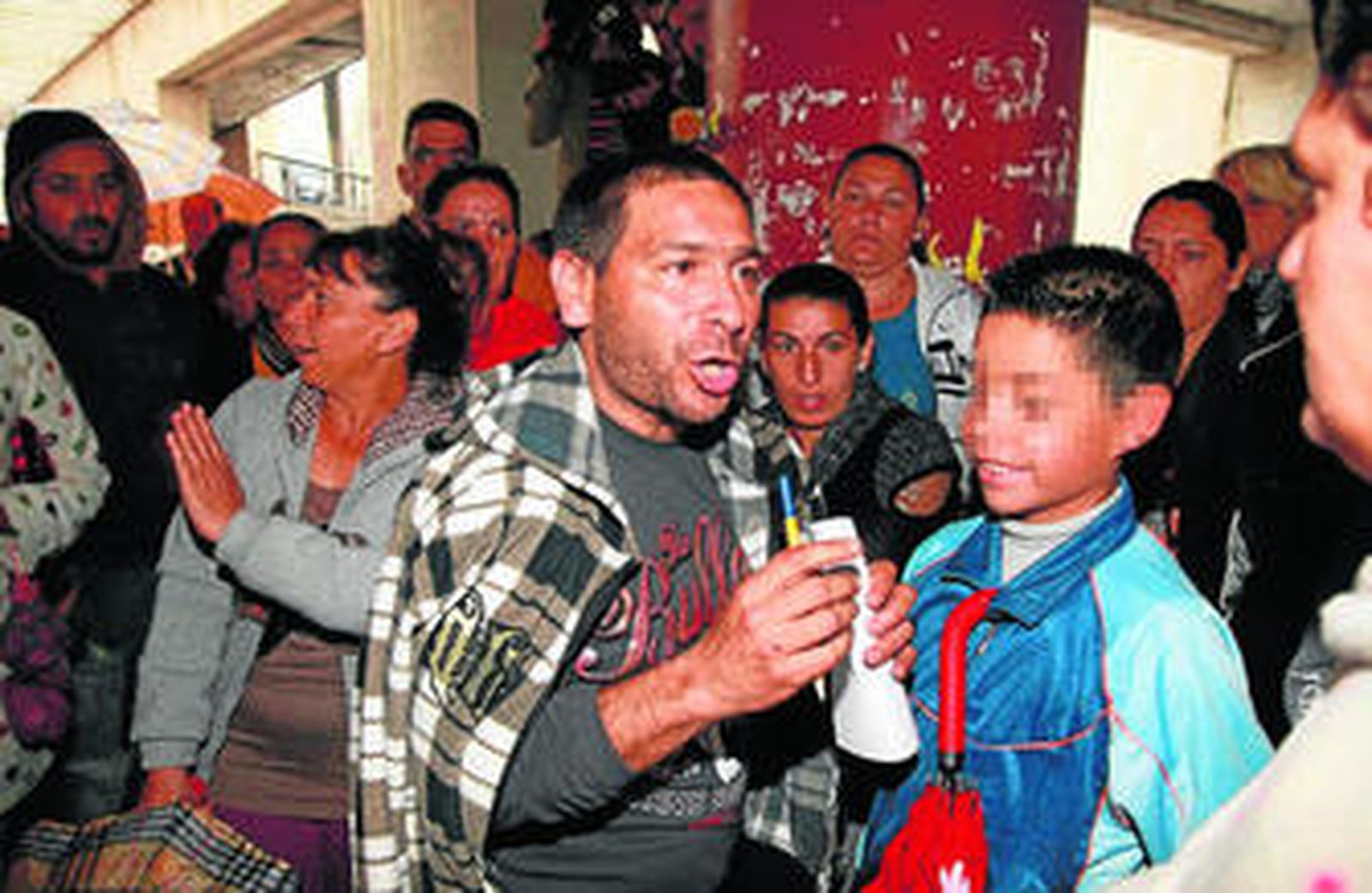 Justo, el padre del menor requiere a las puertas del juzgado los datos de testigos que subieron a la casa del tercero buscando al pequeño.