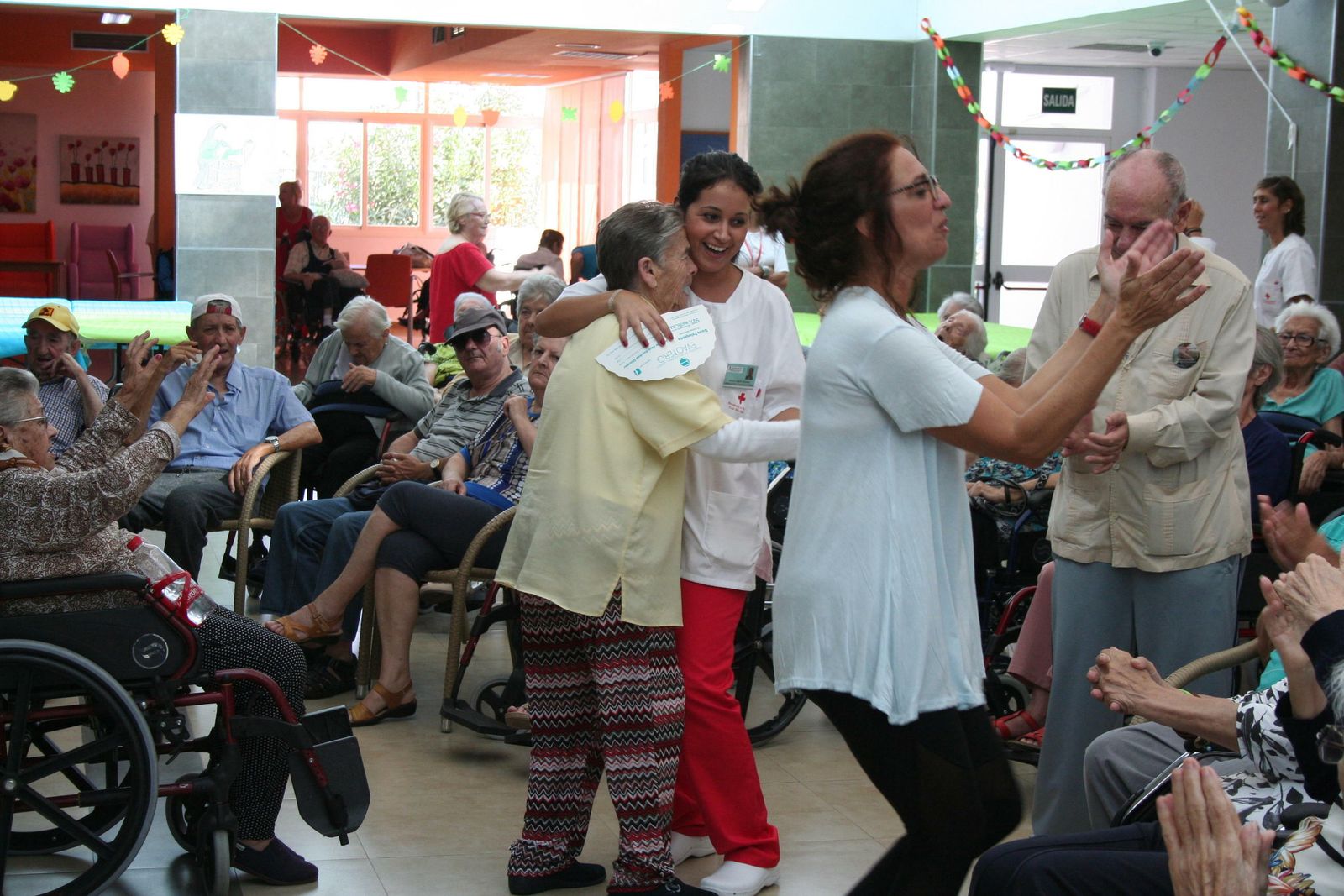Usuarios de la residencia de mayores de Cruz Roja, durante una de las actividades festivas.
