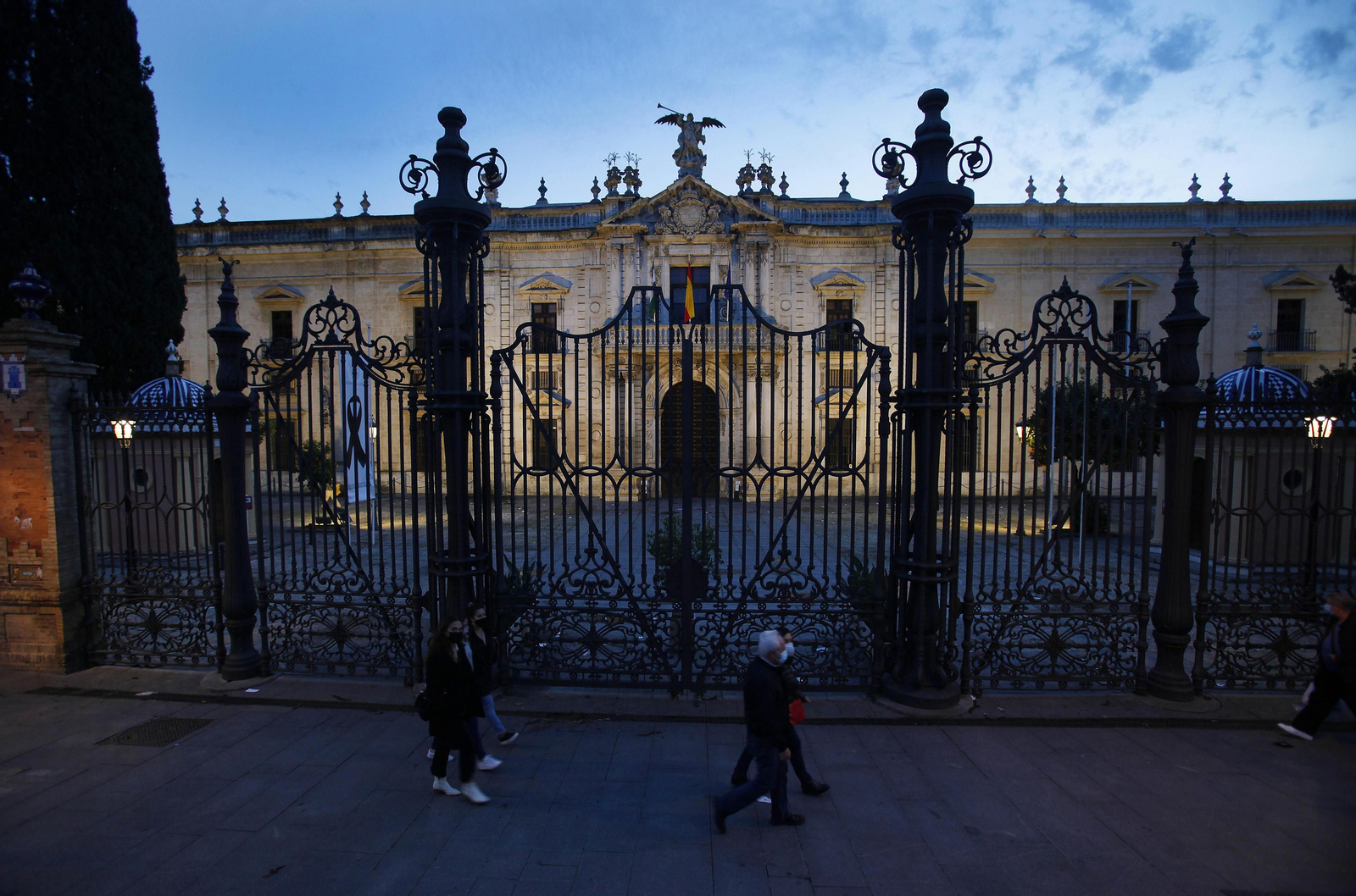 Puerta principal del Rectorado de la Universidad de Sevilla.