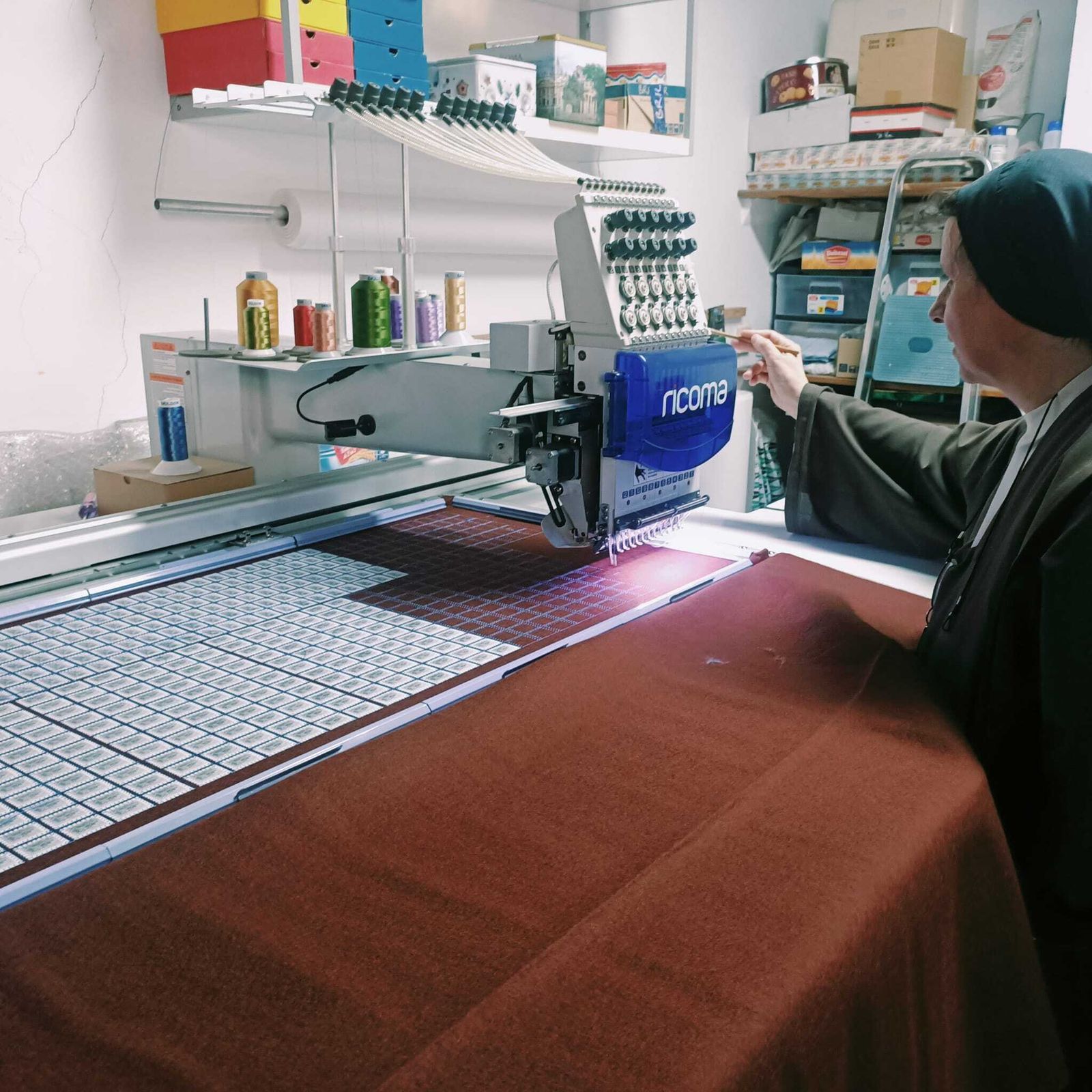 La maquinaria empleada en la elaboración de los escapularios.