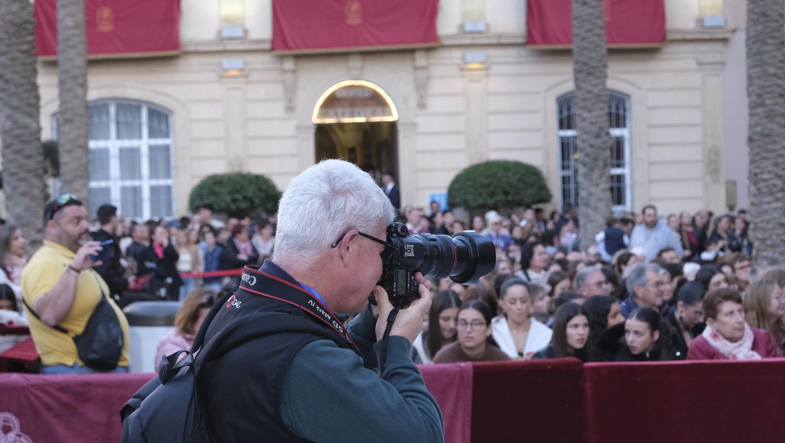 Estudiantes en la Semana Santa de Almería 2025