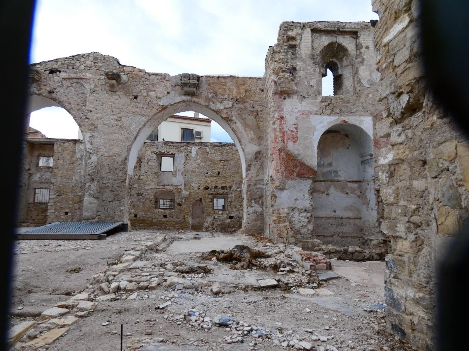 Así se encuentran los restos de la antigua iglesia de San Miguel en Jaén, en imágenes