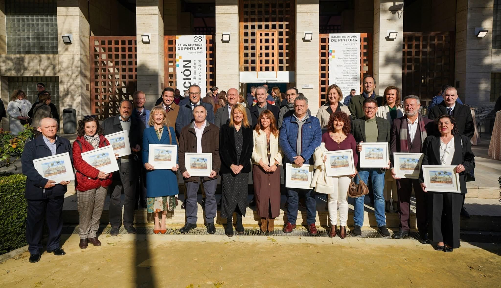 Pilar Miranda y Elena Pacheco con los homenajeados tras el acto.