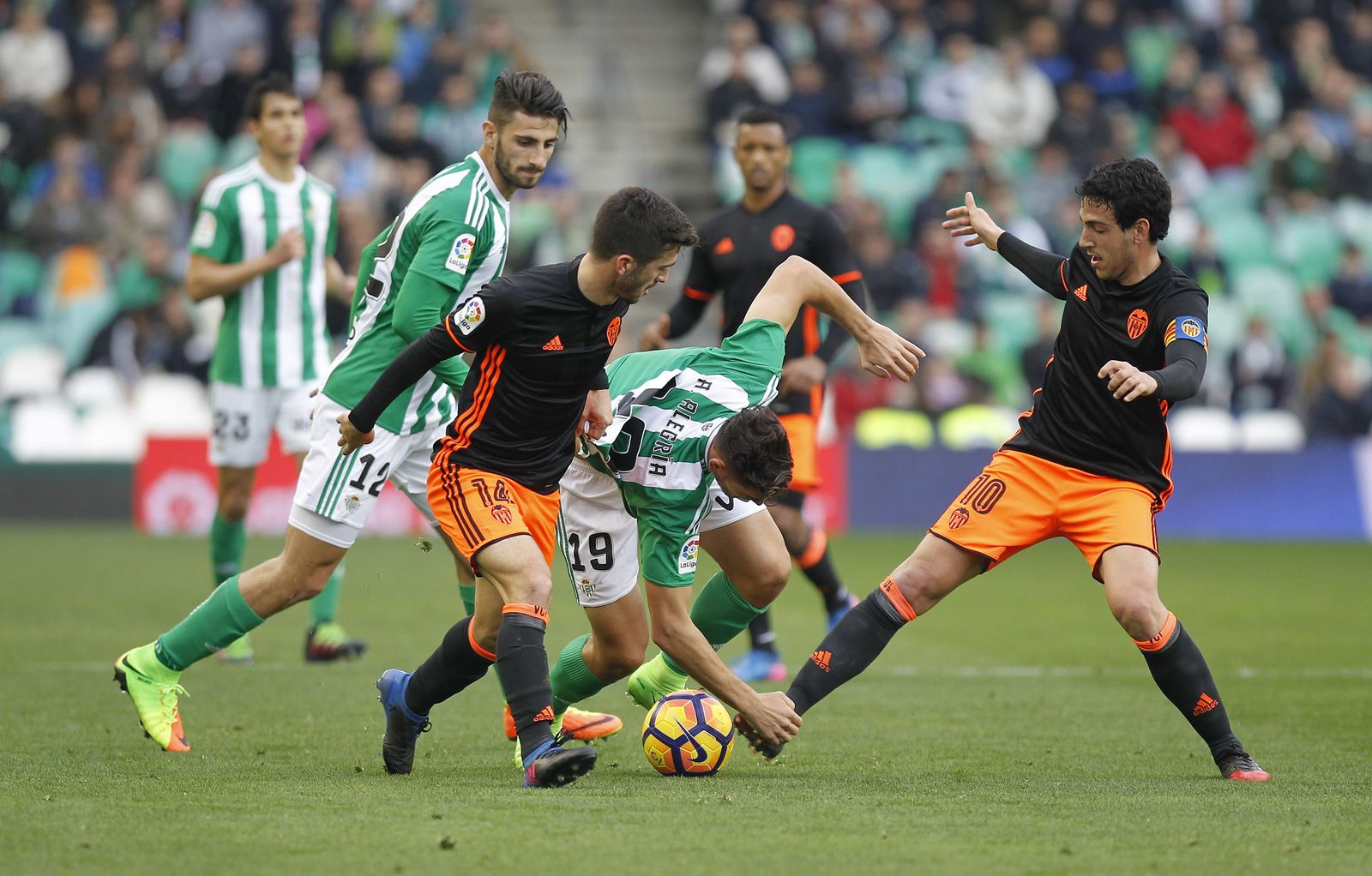 Los jugadores del Valencia bloquean una jugada del Betis.