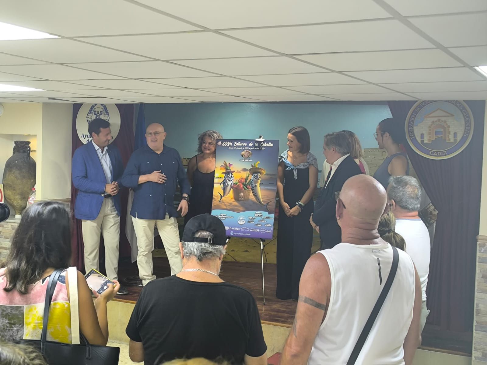 Un momento de la presentación del cartel del Entierro de la Caballa con su autor y diferentes autoridades de la ciudad.