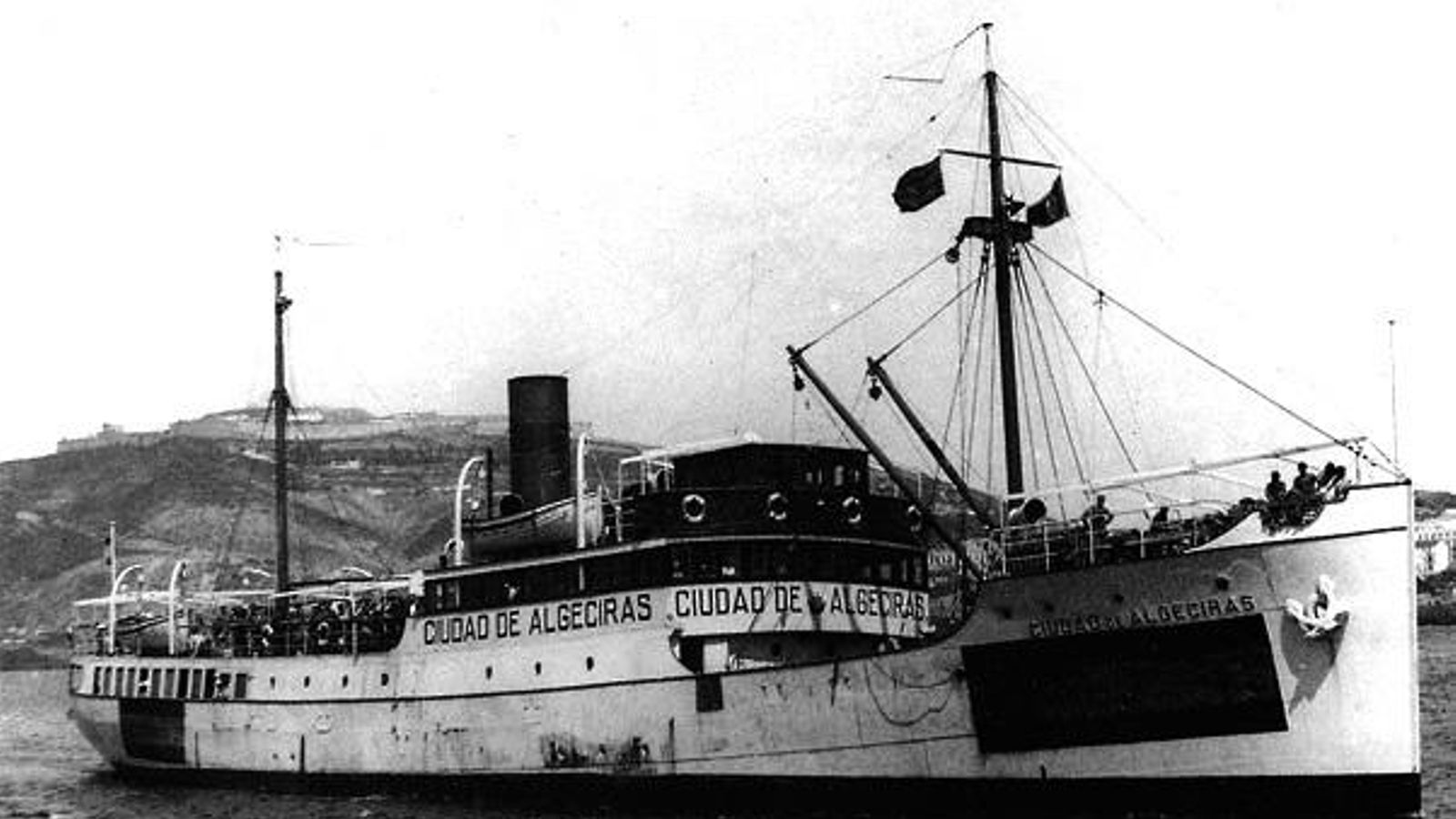 El 'Ciudad de Algeciras' equipado con armamento en el arsenal de La Carraca por los sublevados realizando funciones de patrullero en aguas del Estrecho en 1936