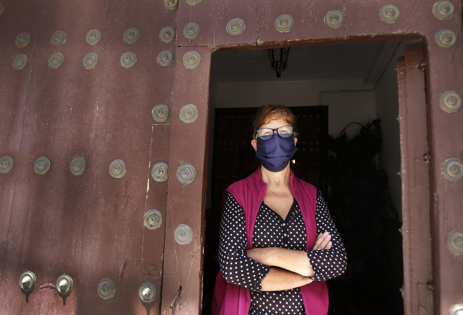 Caty García, en la entrada de la Hospedería Casas de las Piedras de Grazalema, donde un turista canadiense ha pasado todo el confinamiento.