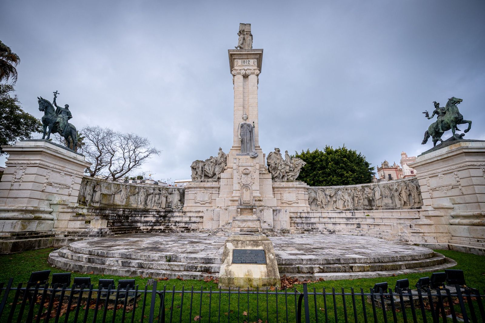 Las imágenes del mal estado de la Plaza de España en Cádiz