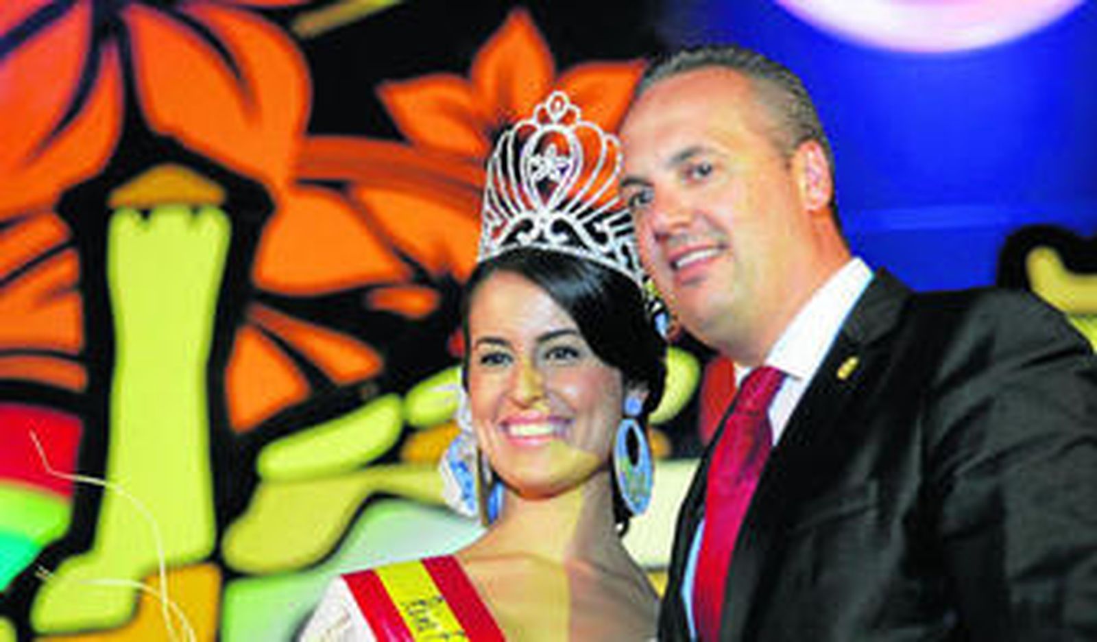 El alcalde de San Roque, Juan Carlos Ruiz Boix, posa junto a la reina juvenil 2012, María Jesús Ortega, anoche.