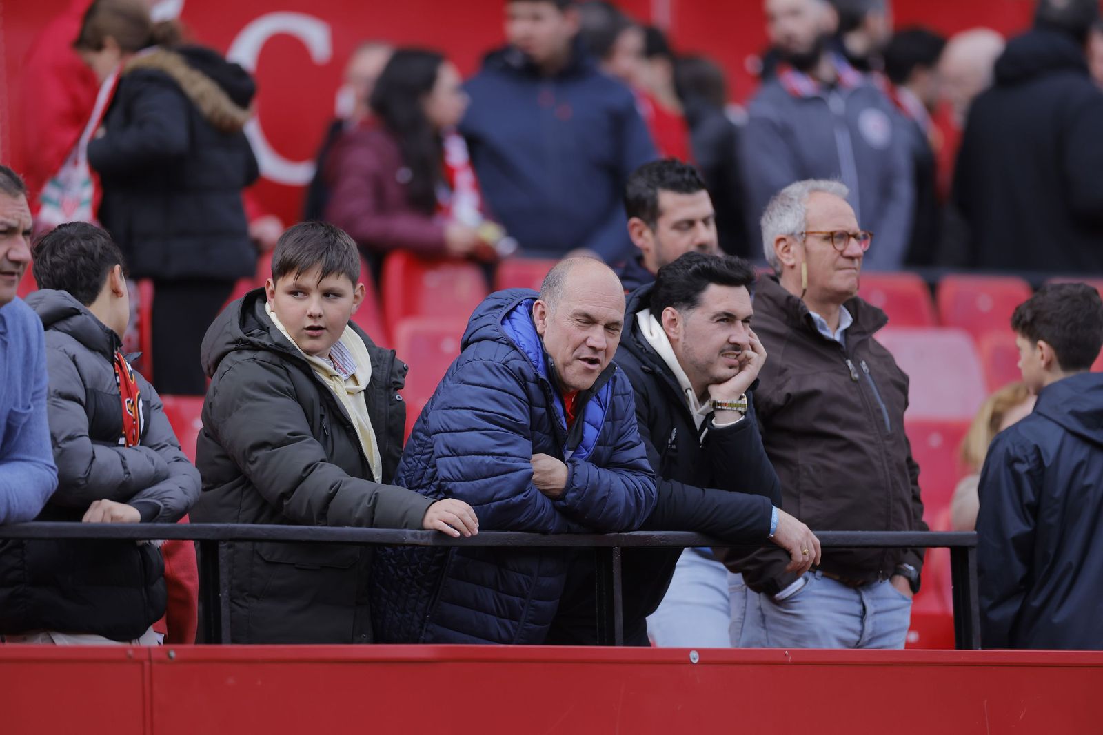 Búscate en las fotos del Sevilla - Girona