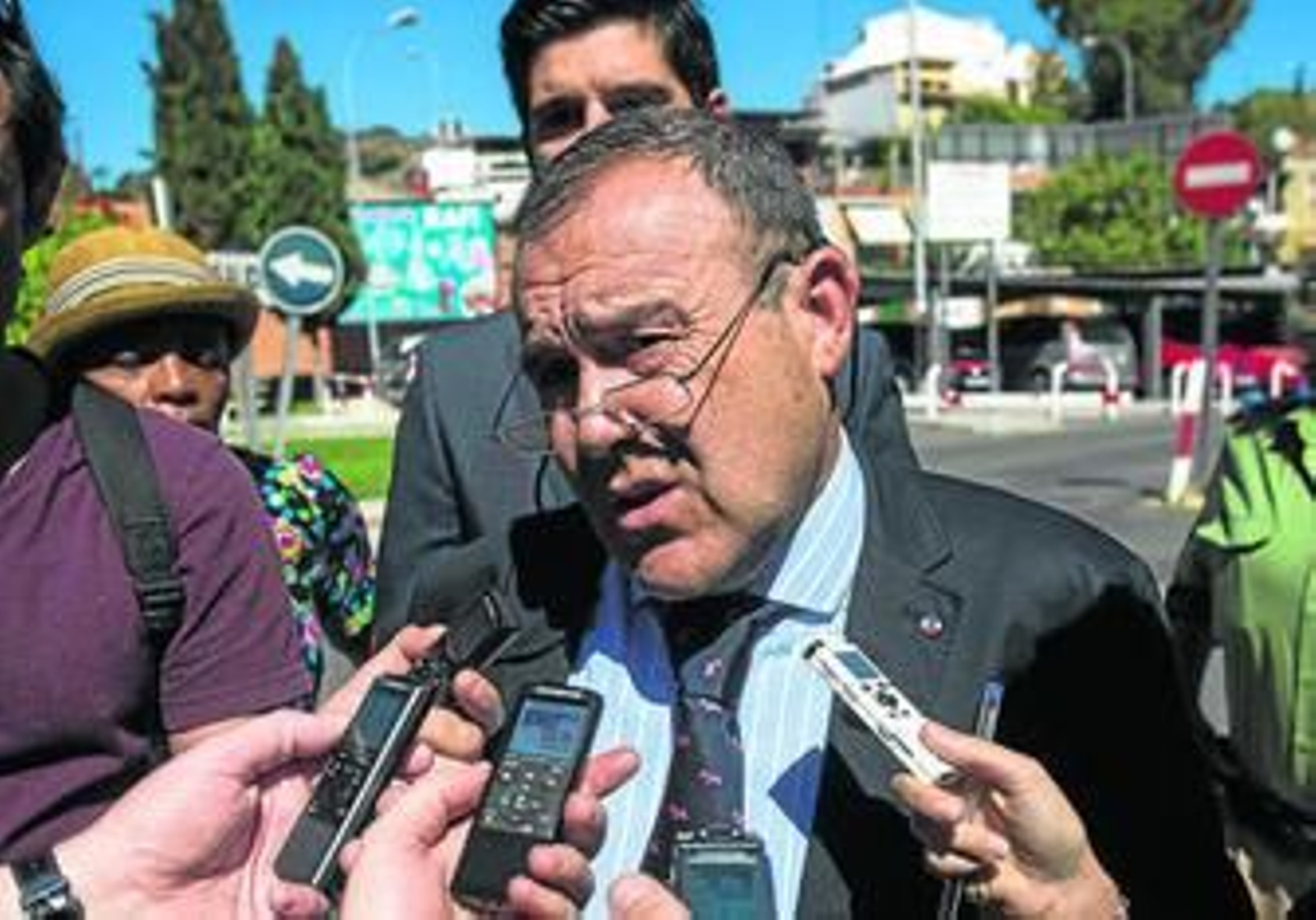 El abogado de la familia, Juan Isidro Fernández, atiende a los medios a su llegada ayer al Materno. El abogado de la familia, Juan Isidro Fernández, atiende a los medios a su llegada ayer al Materno.