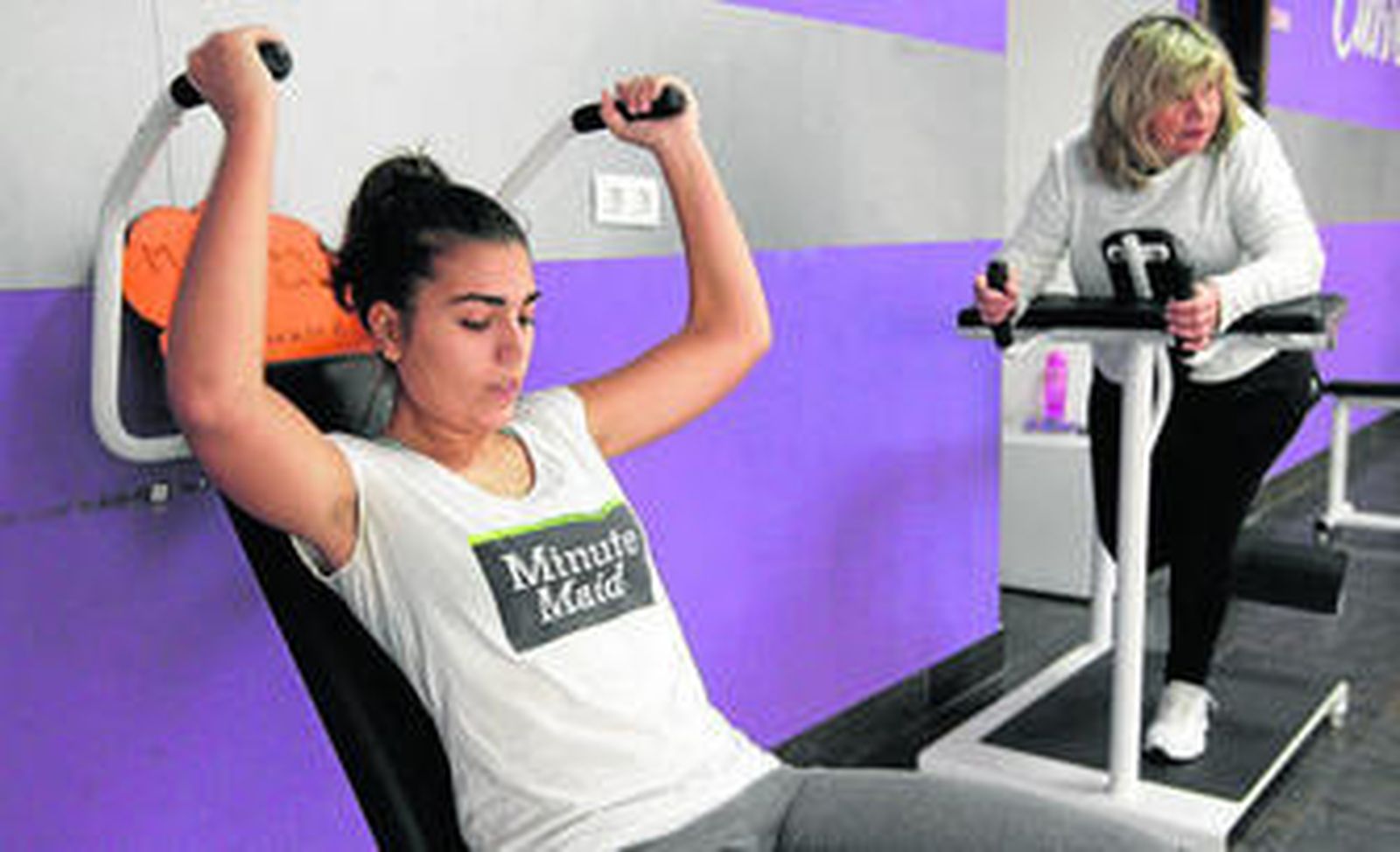 Socias realizando ejercicio en el gimnasio Curves del barrio Arroyo del Moro.