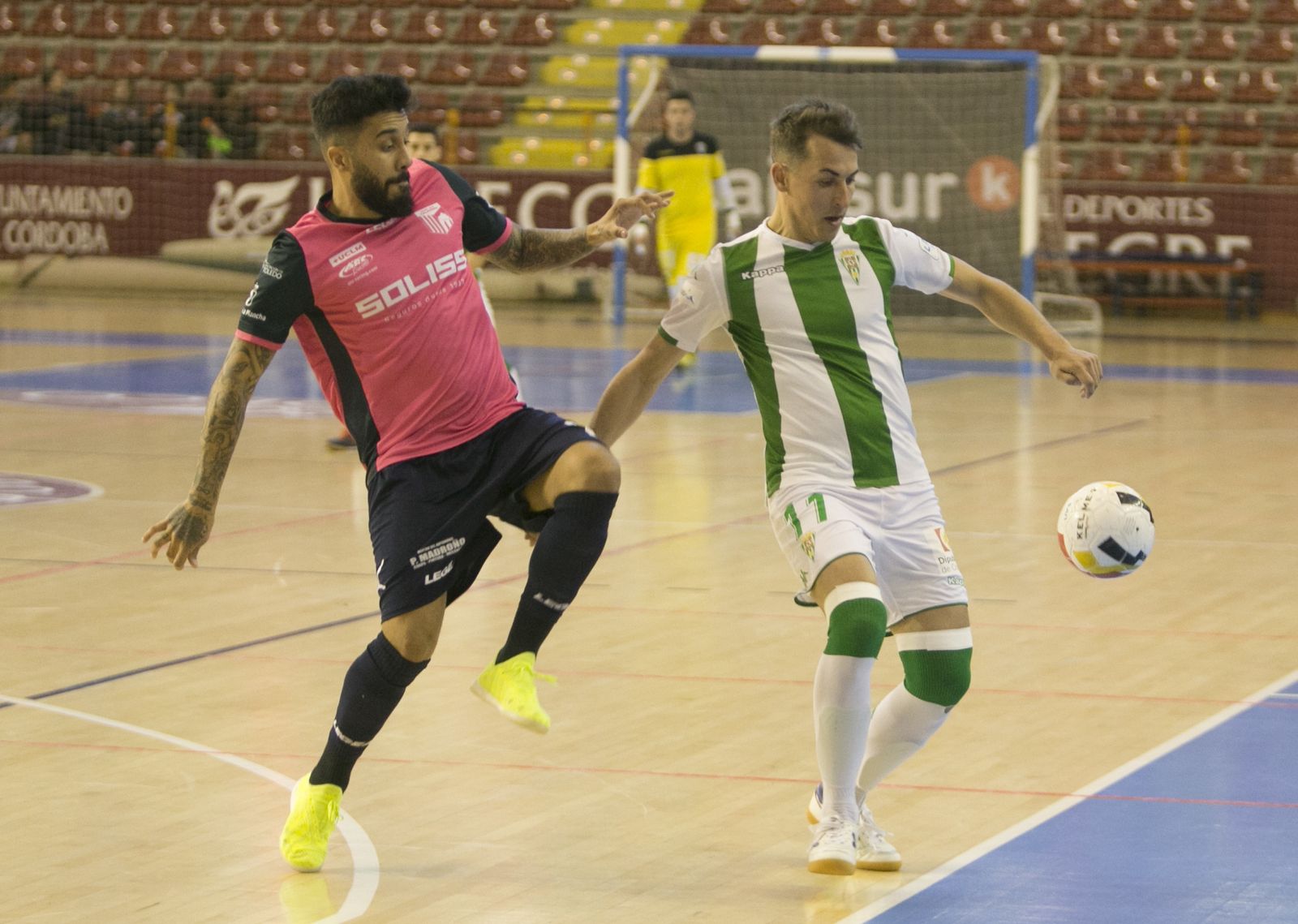 El blanquiverde Koseki pelea un balón con un jugador del Talavera.