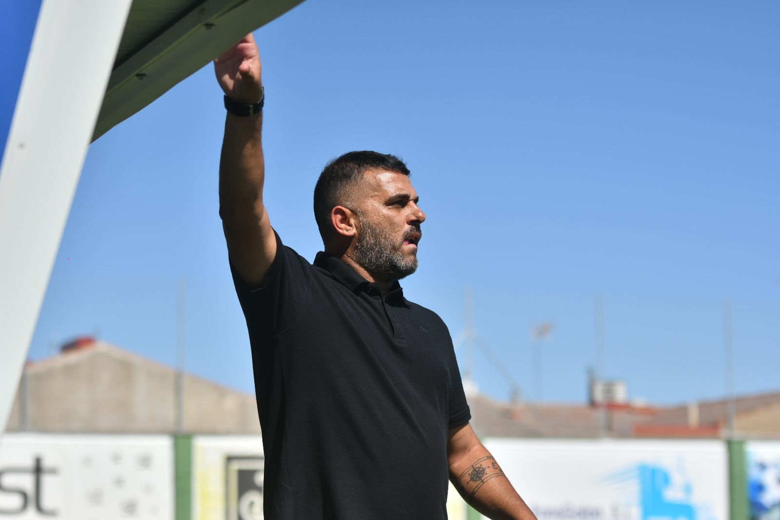 Emilio Fajardo sigue atento el desarrollo del partido del Xerez CD en Pozoblanco.