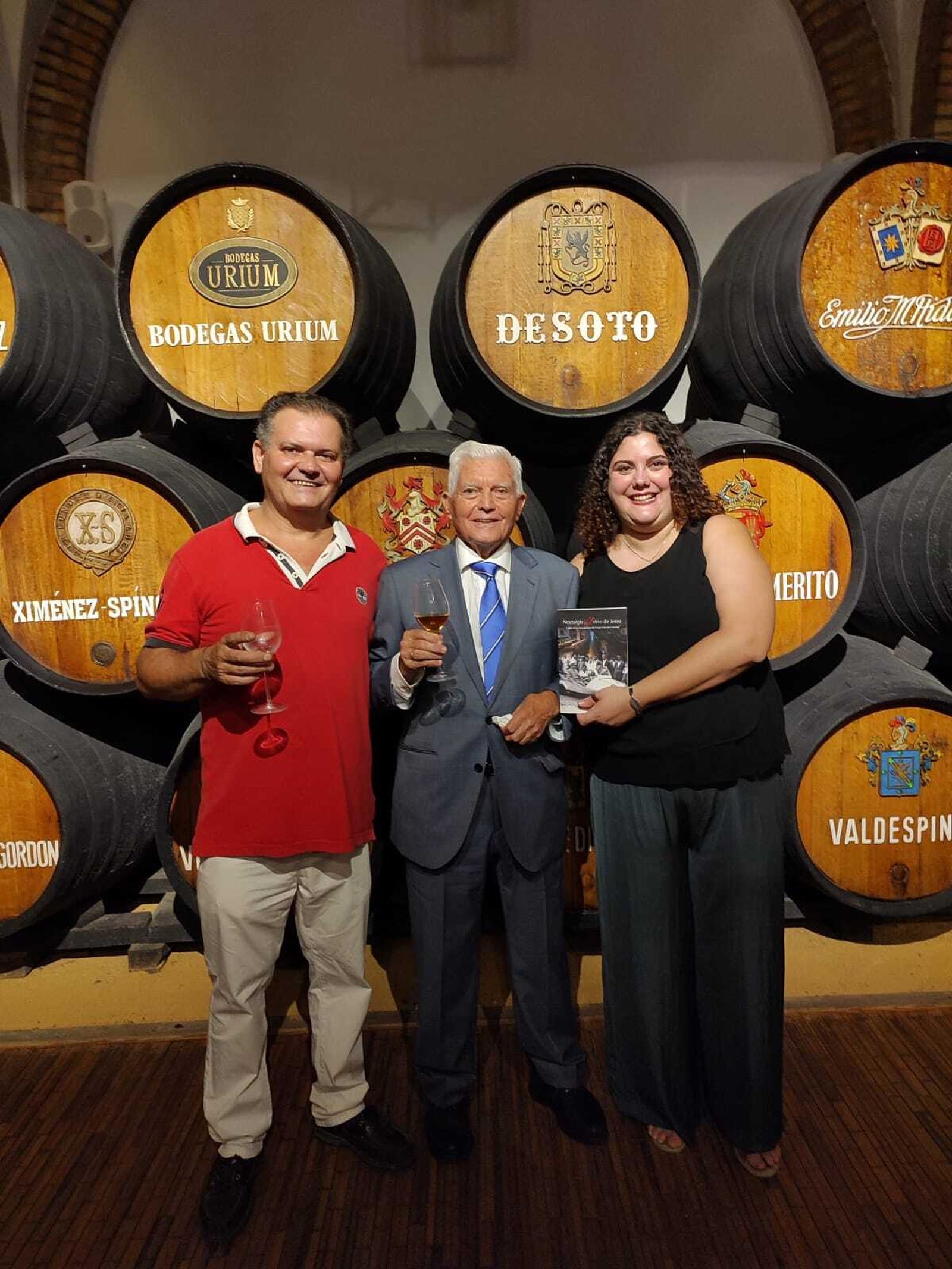 El autor del libro junto a su nieta Paloma Vargas y Eduardo García, responsables de la corrección  y el diseño y maquetación del libro.