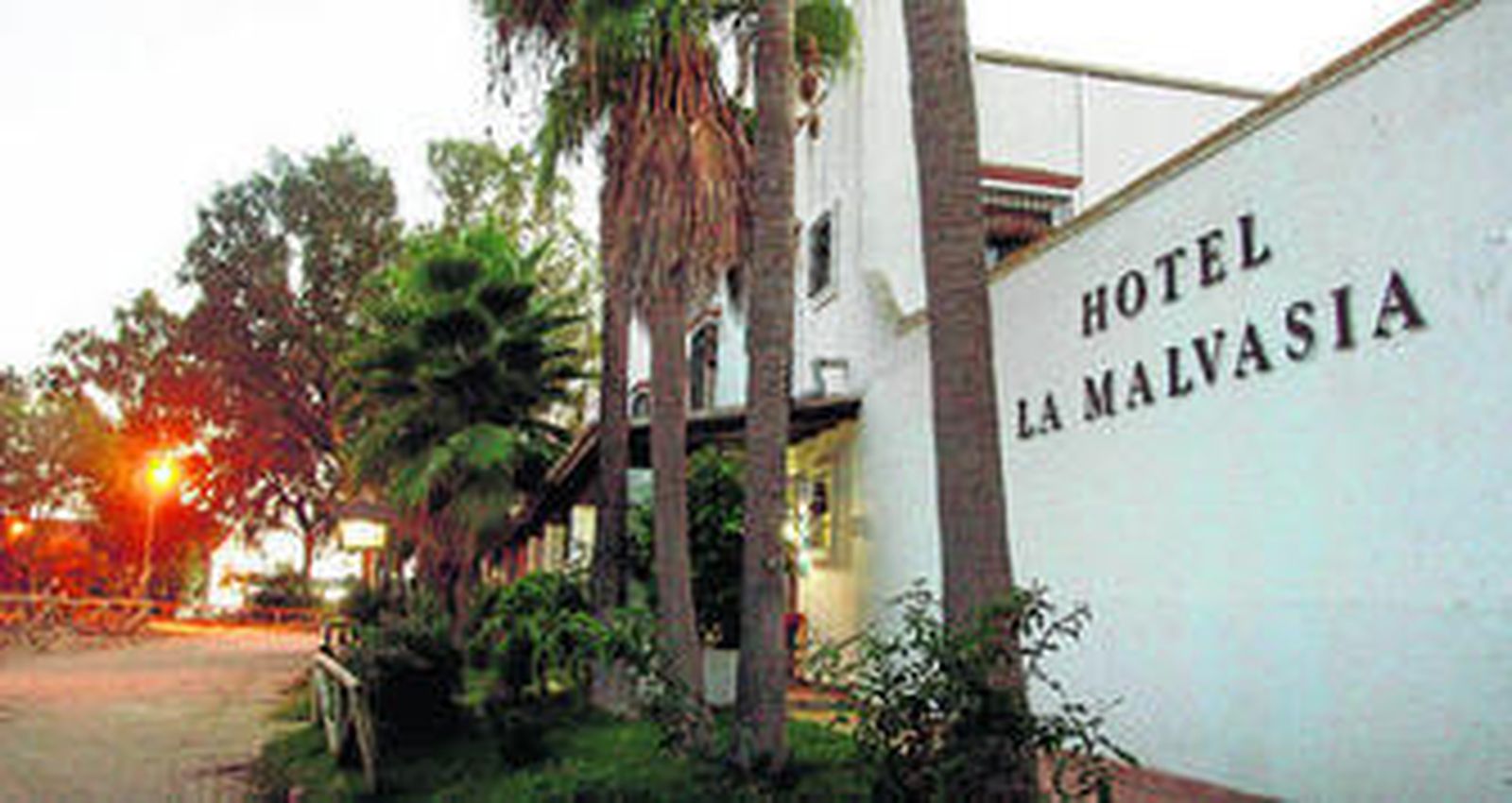 Fachada principal del Hotel La Malvasía, que era propiedad de Juan Antonio Roca.