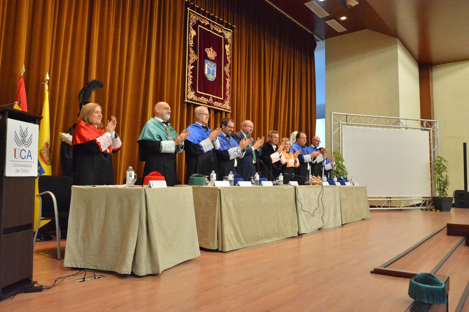 1. El rector de la UCA, Eduardo González Mazo, en compañía del claustro universitario, y el secretario general de Universidades, Manuel Torralbo, presidieron la ceremonia en la Escuela Politécnica de Algeciras. 2. El doctor Ramón Vargas-Machuca pronuncia la lección inaugural del curso, 'El demócrata perplejo'. 3. Varios de los alumnos reconocidos con premios de excelencia.
