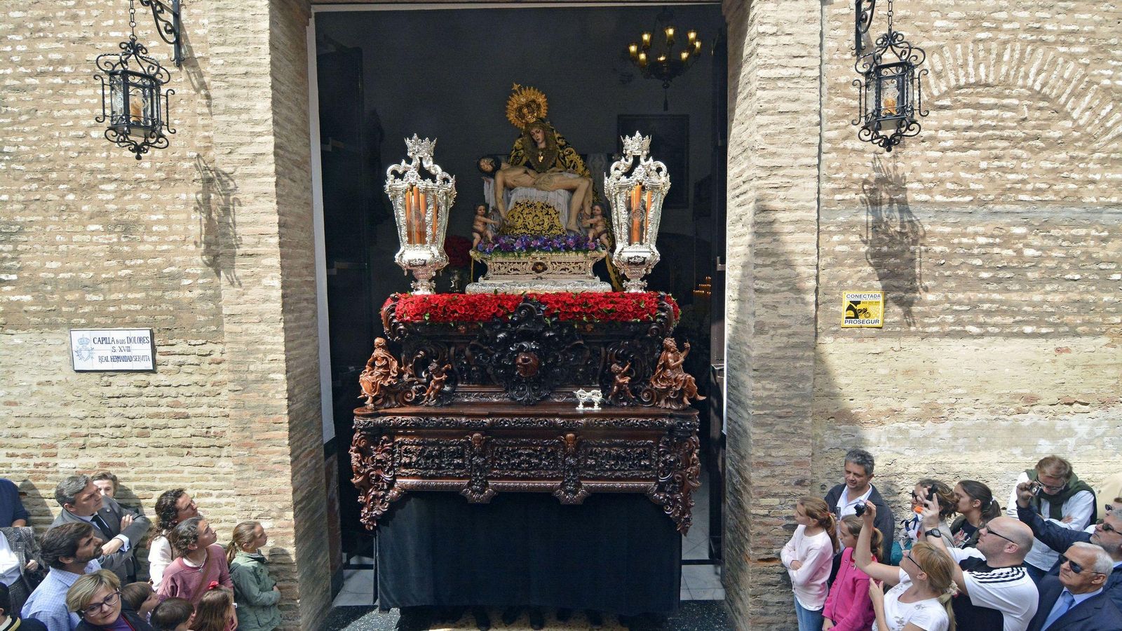 La Piedad de los Servitas saliendo de la Capilla de los Dolores.
