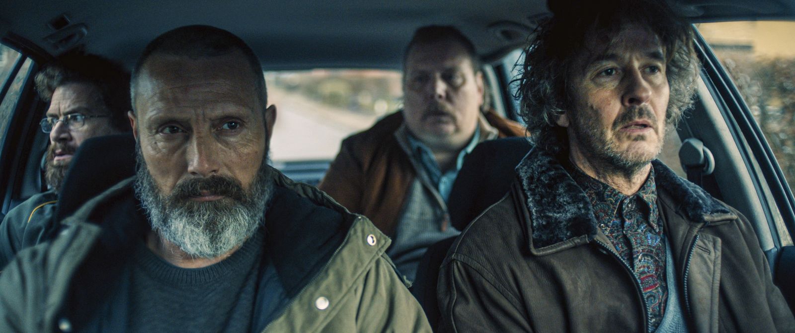 Mads Mikkelsen al frente de un peculiar escuadrón de vengadores.