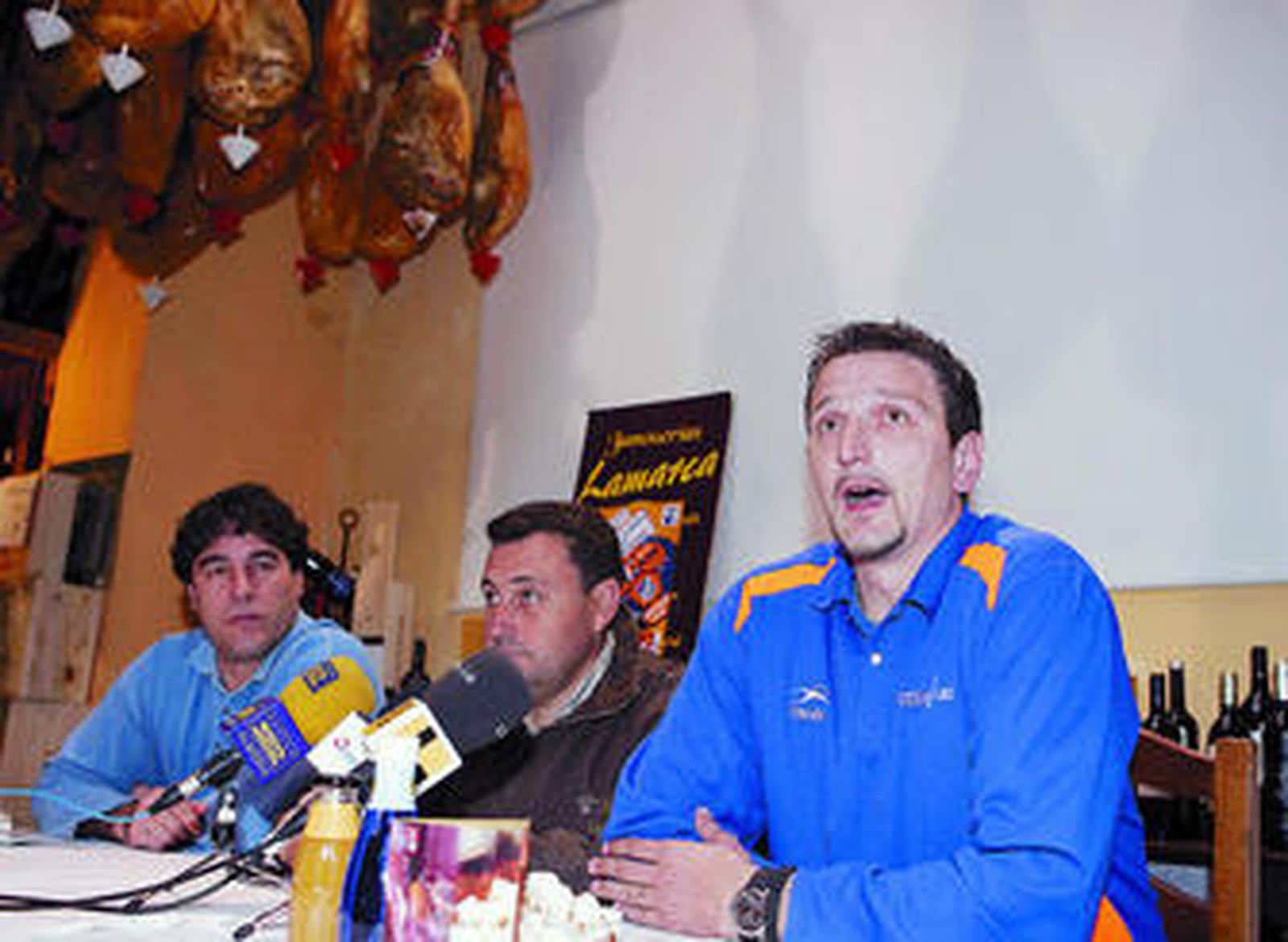 Vojislav Kraljic, ex-jugador del Keymare, junto al presidente del club, Antonio Miras, y el que fuera entrenador, Txema Senosiain.