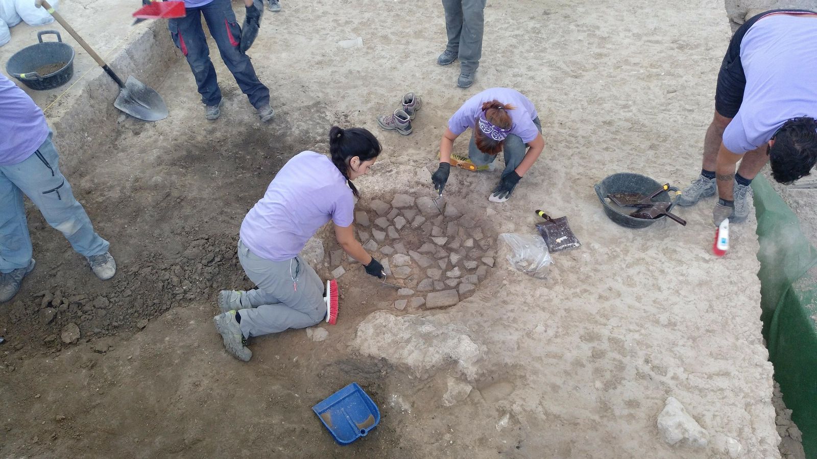 Estudiantes de arqueología excavando el horno doméstico del siglo Vi d.C.