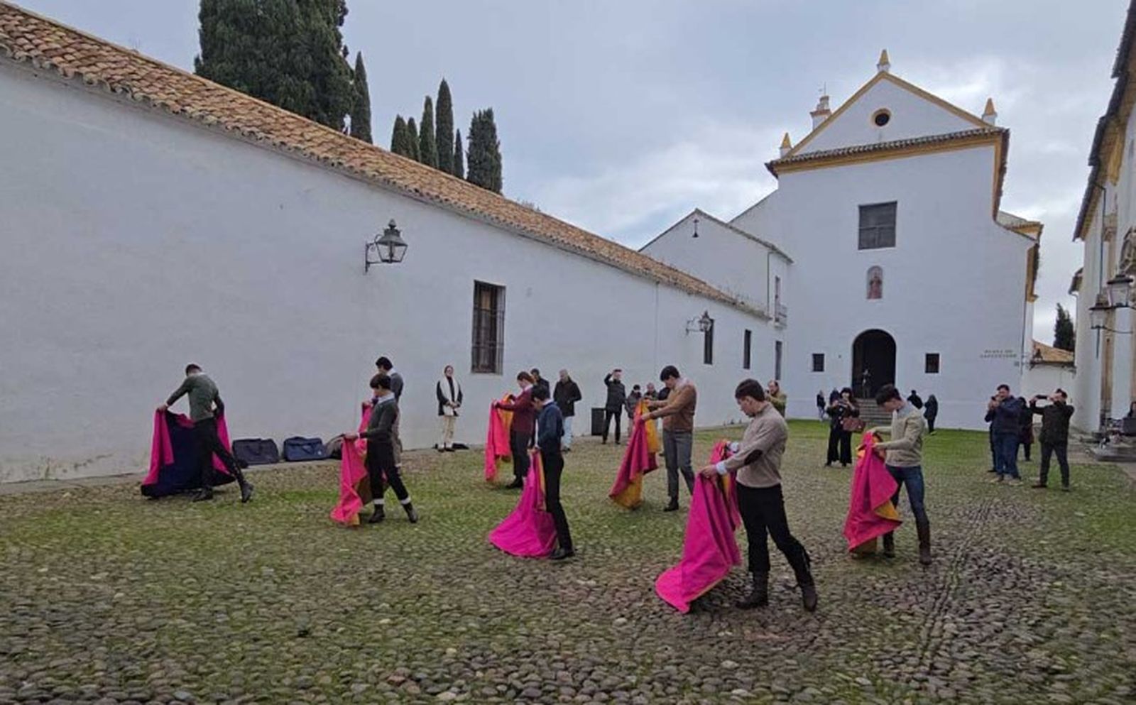 Ofrenda flora de la Escuela Taurina al Cristo de los Faroles