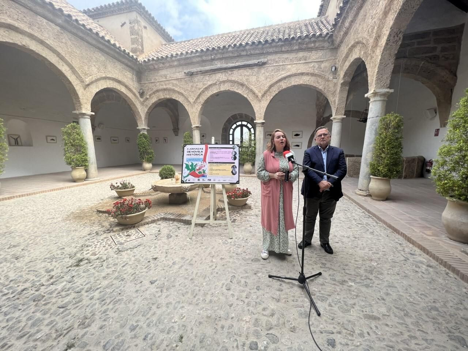 Jezabel Ramíres y Calvo Poyato, en la presentación de las III Jornadas de Novela Histórica de Priego de Córdoba.
