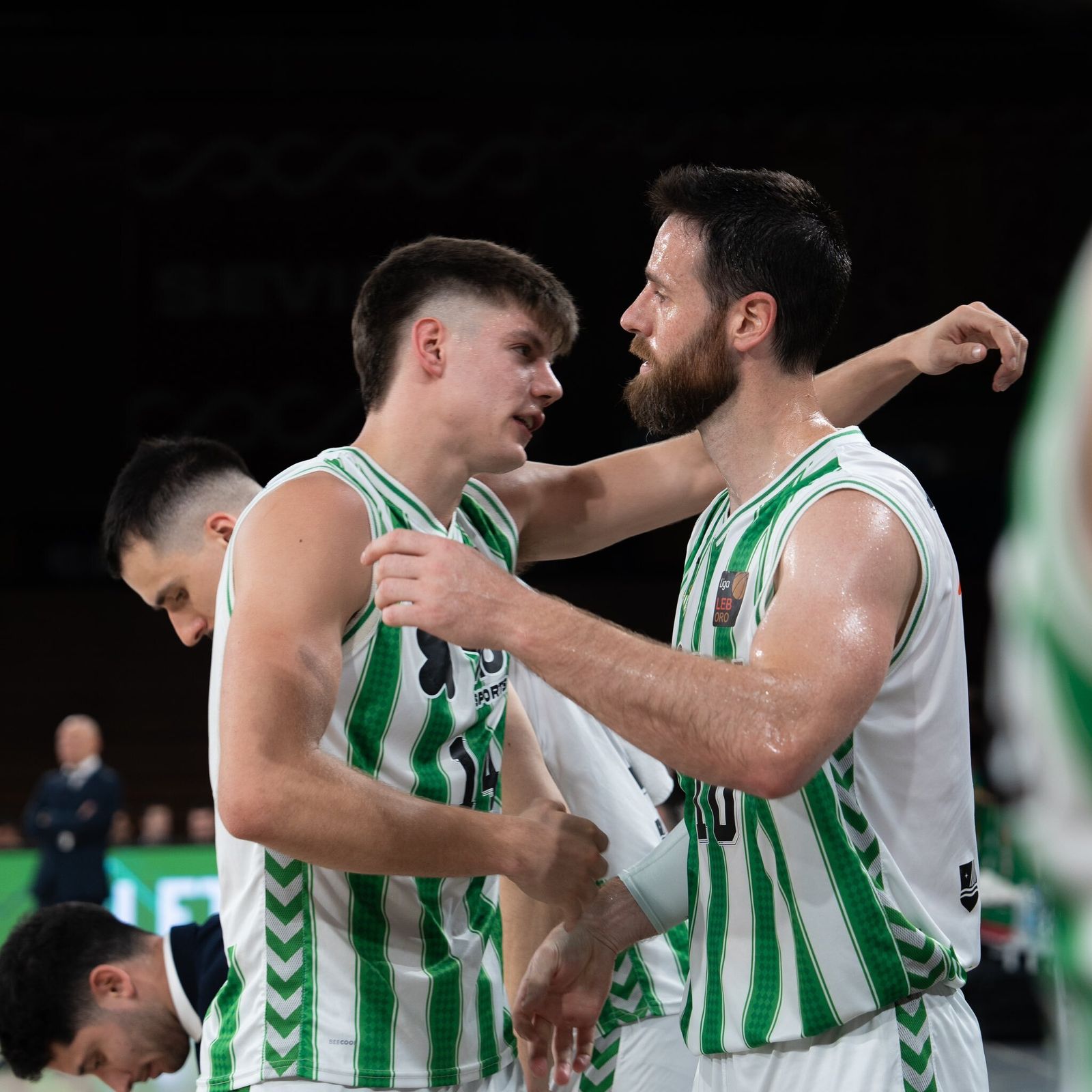 Joaquín Rodríguez y Pablo Almazán se abrazan tras la última victoria ante Estudiantes en San Pablo.