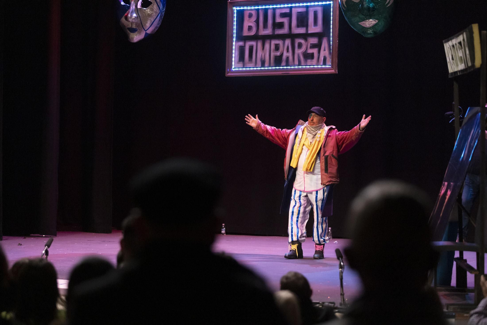 Imágenes de la actuación de la murga de Huelva 'Los derrotaos (Una comparsa reconvertía...)' en el Carnaval Colombino