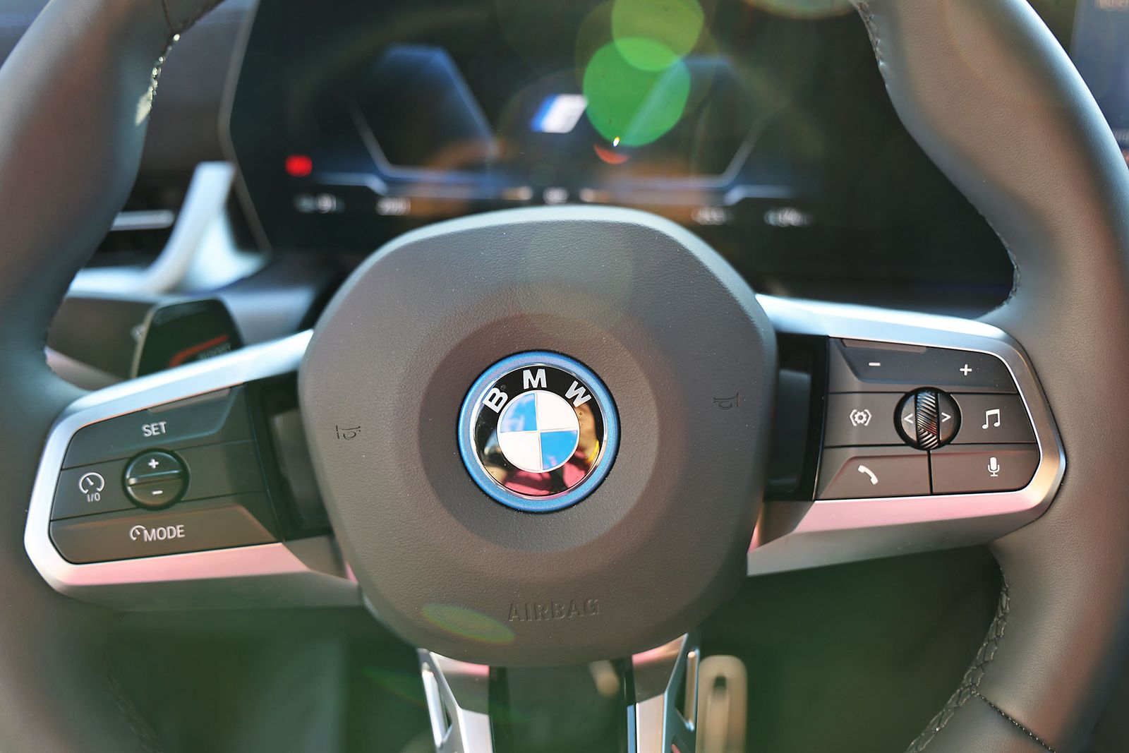 Movitransa presenta los nuevos modelos de BMW IX2 y el X2 en el complejo deportivo Lamiya