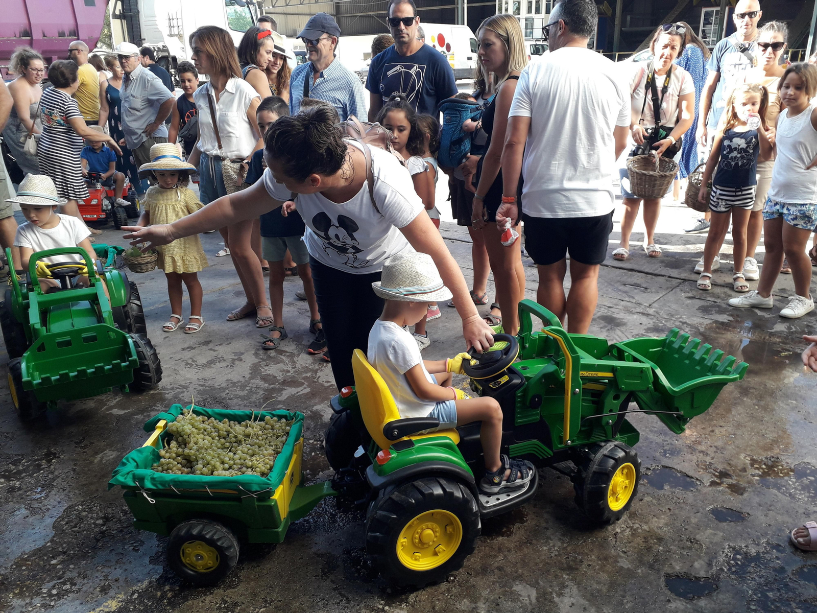 La primera vendimia infantil de Montilla, en imágenes