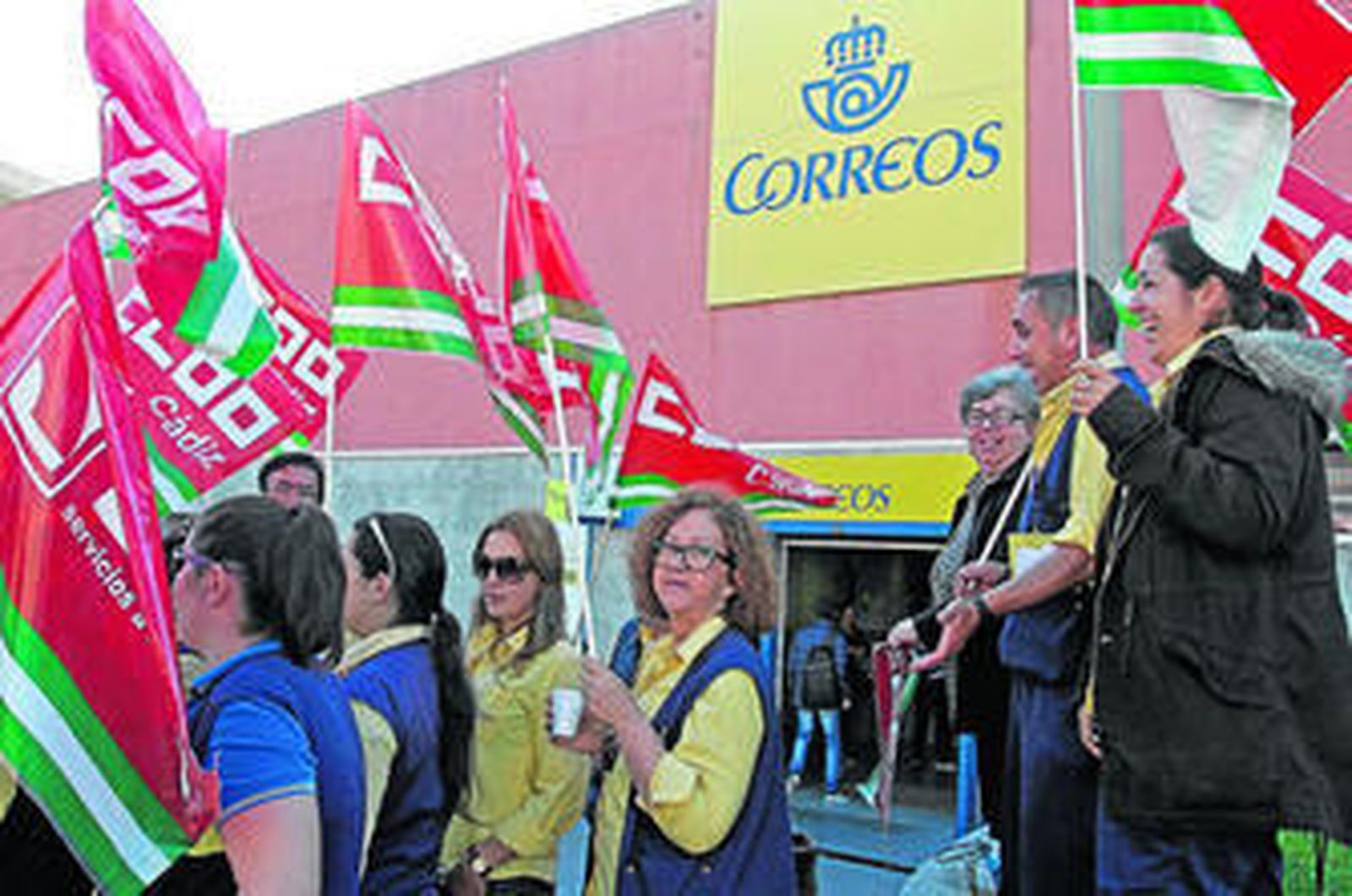 Trabajadores de Correos en La Línea, ayer durante la concentración de protesta.