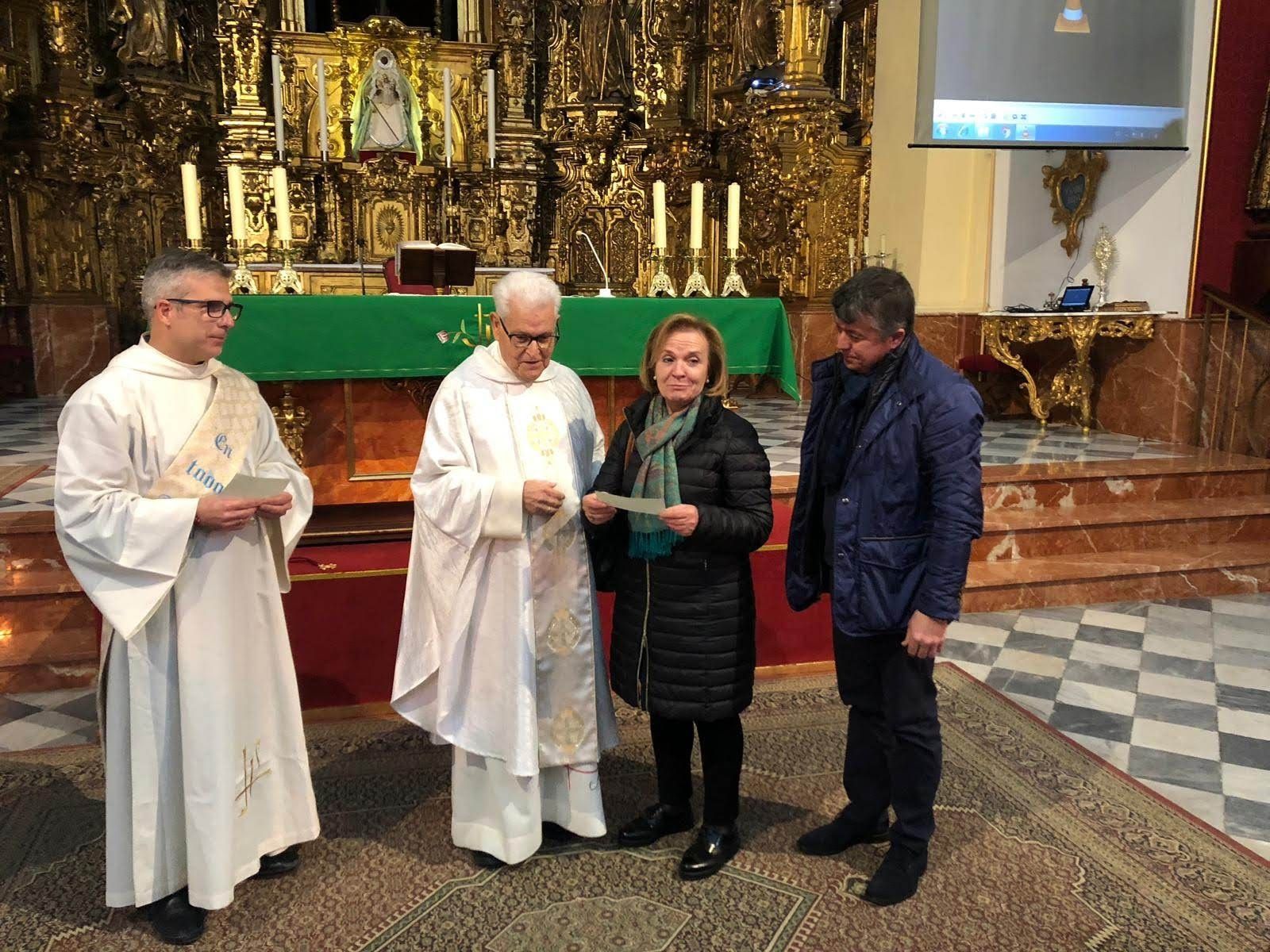 Un momento de la entrega de los beneficios, en la parroquia de San Francisco.