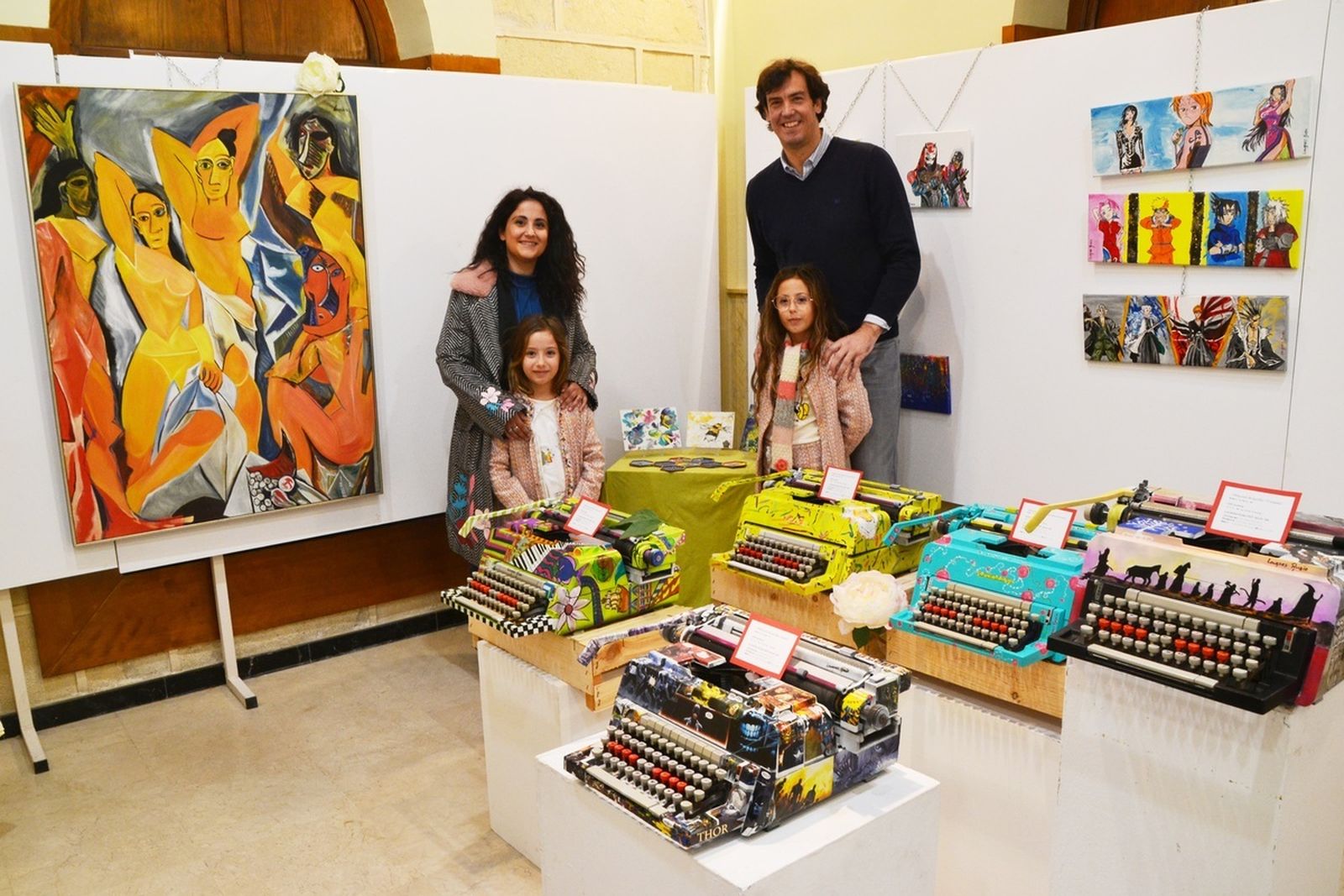 La artista Lourdes Rubio acompañada del concejal de Cultura, Juan José Salvador.