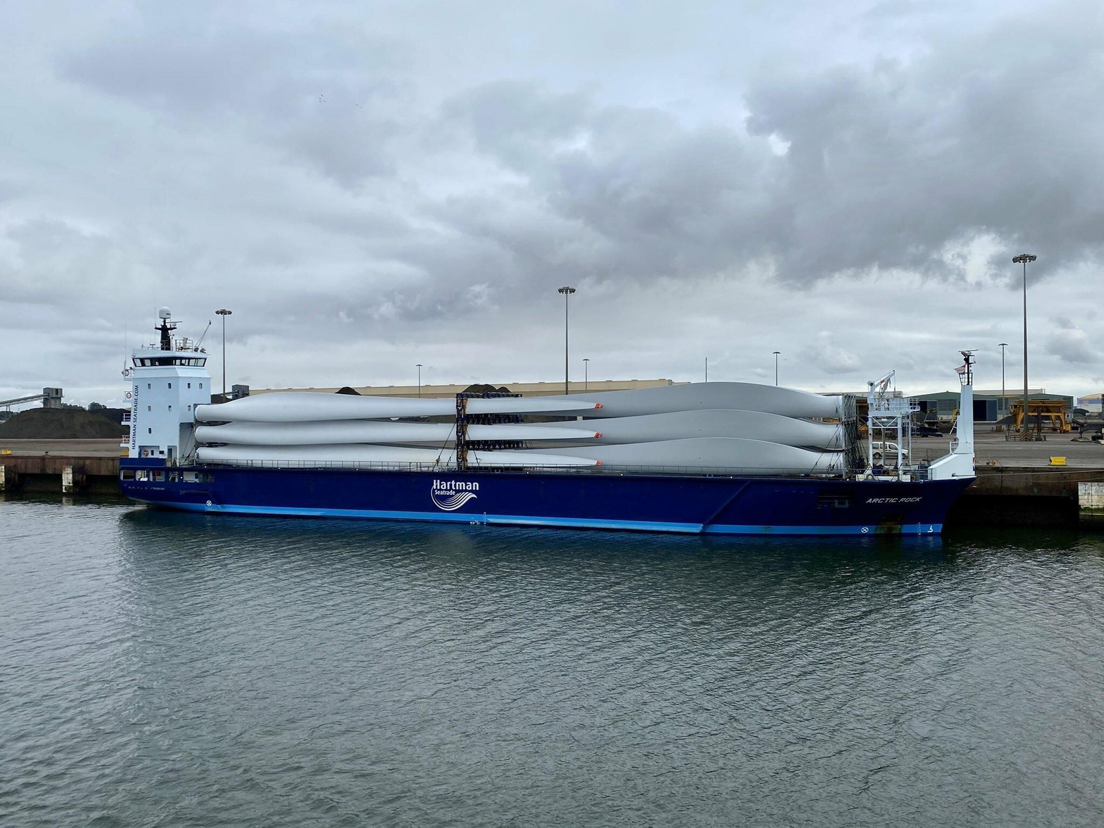 Transporte de palas eólicas para un proyecto en Portugal en el Muelle Sur.
