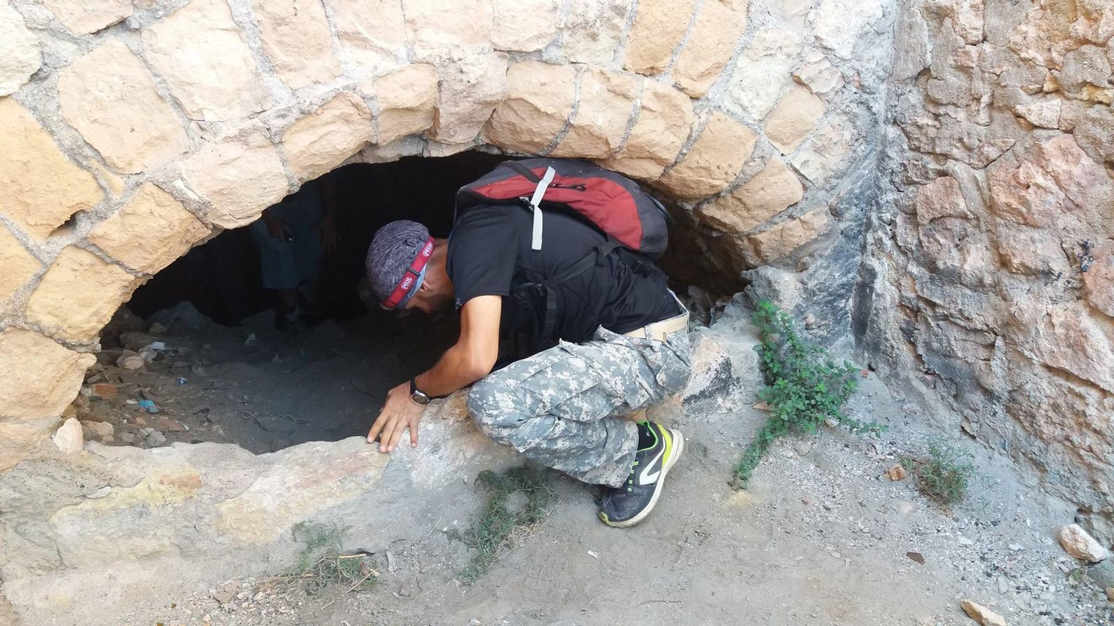 En la entrada para visitar la cueva.